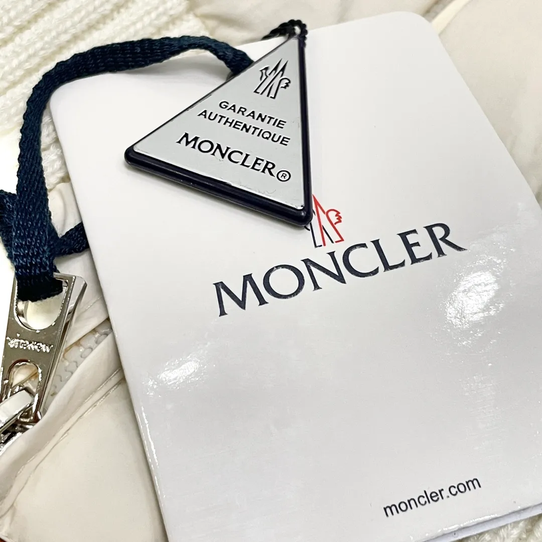 P900 Moncler➡️Mountain Mouth New Style🦢Goose Down Knit🧶Spliced ​​Down Jacket Jackets Women's MONCLER Moncler Meng Mouth Bursting Street New Product Design Fashionable and Versatile Comfortable Breathable Mouth Down Jacket~Supports NFC chip induction and is on sale simultaneously on the official website! This down jacket has a great sense of design and looks. You can buy it directly due to quality control. It’s a high-end product that you can’t go wrong with! Simple and elegant design ~ and engraved with 1ogo letters ~ the overall design makes this dress unique! It is made of imported technical fabrics and is filled with 90% white goose down. The texture and shape of the fabric are exquisite. You can feel its strong aura through the detailed pictures. It also has superior handsomeness and thermal insulation performance. It can be easily worn in various occasions! With polythermal insulation, you don’t have to worry about a little chill! The placket adopts a zipper design, which is both fashionable and functional. It not only highlights the shape but also keeps warm. The design makes the whole style more luxurious!