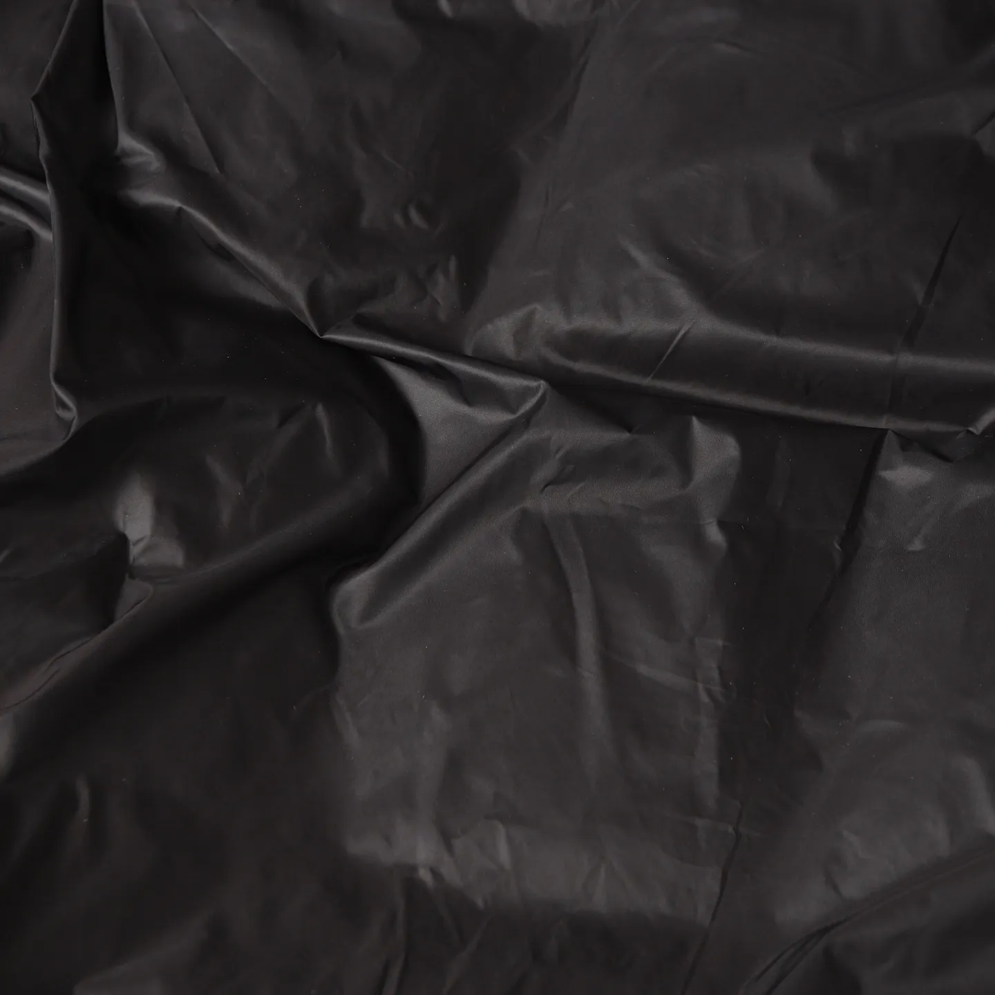 The design of the P860 Moncler Fusain short down jacket is inspired by the thrilling racing sports, echoing the three-dimensional tailoring and dynamic structure of the racing driver's uniform. Diamond quilting is used to build a thermal barrier, and the lightweight fabric is full of fluffy warmth. The silhouette is neat and not bulky, and the hooded design adds casualness. It is made of quilted nylon fabric, which has excellent warmth and protection. It is not only a textured armor to resist the cold wind when commuting, but also a fashion tool to create a minimalist and high-end feel when going out. In the cold winter, you can achieve the dual elegance of temperature and style with a piece of down. The short design features reflective zippers for a modern look. Code number: 12345 Color: black, gray