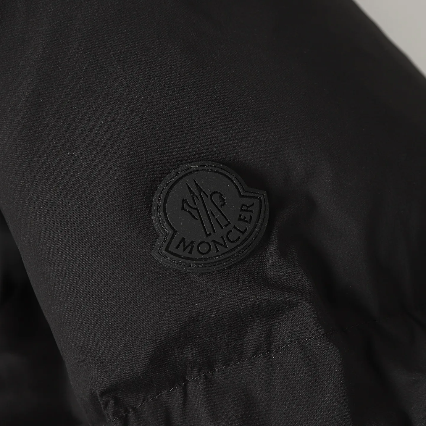 The design of the P860 Moncler Fusain short down jacket is inspired by the thrilling racing sports, echoing the three-dimensional tailoring and dynamic structure of the racing driver's uniform. Diamond quilting is used to build a thermal barrier, and the lightweight fabric is full of fluffy warmth. The silhouette is neat and not bulky, and the hooded design adds casualness. It is made of quilted nylon fabric, which has excellent warmth and protection. It is not only a textured armor to resist the cold wind when commuting, but also a fashion tool to create a minimalist and high-end feel when going out. In the cold winter, you can achieve the dual elegance of temperature and style with a piece of down. The short design features reflective zippers for a modern look. Code number: 12345 Color: black, gray