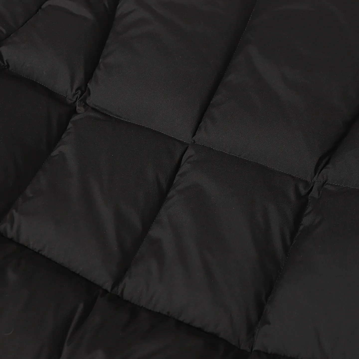 The design of the P860 Moncler Fusain short down jacket is inspired by the thrilling racing sports, echoing the three-dimensional tailoring and dynamic structure of the racing driver's uniform. Diamond quilting is used to build a thermal barrier, and the lightweight fabric is full of fluffy warmth. The silhouette is neat and not bulky, and the hooded design adds casualness. It is made of quilted nylon fabric, which has excellent warmth and protection. It is not only a textured armor to resist the cold wind when commuting, but also a fashion tool to create a minimalist and high-end feel when going out. In the cold winter, you can achieve the dual elegance of temperature and style with a piece of down. The short design features reflective zippers for a modern look. Code number: 12345 Color: black, gray