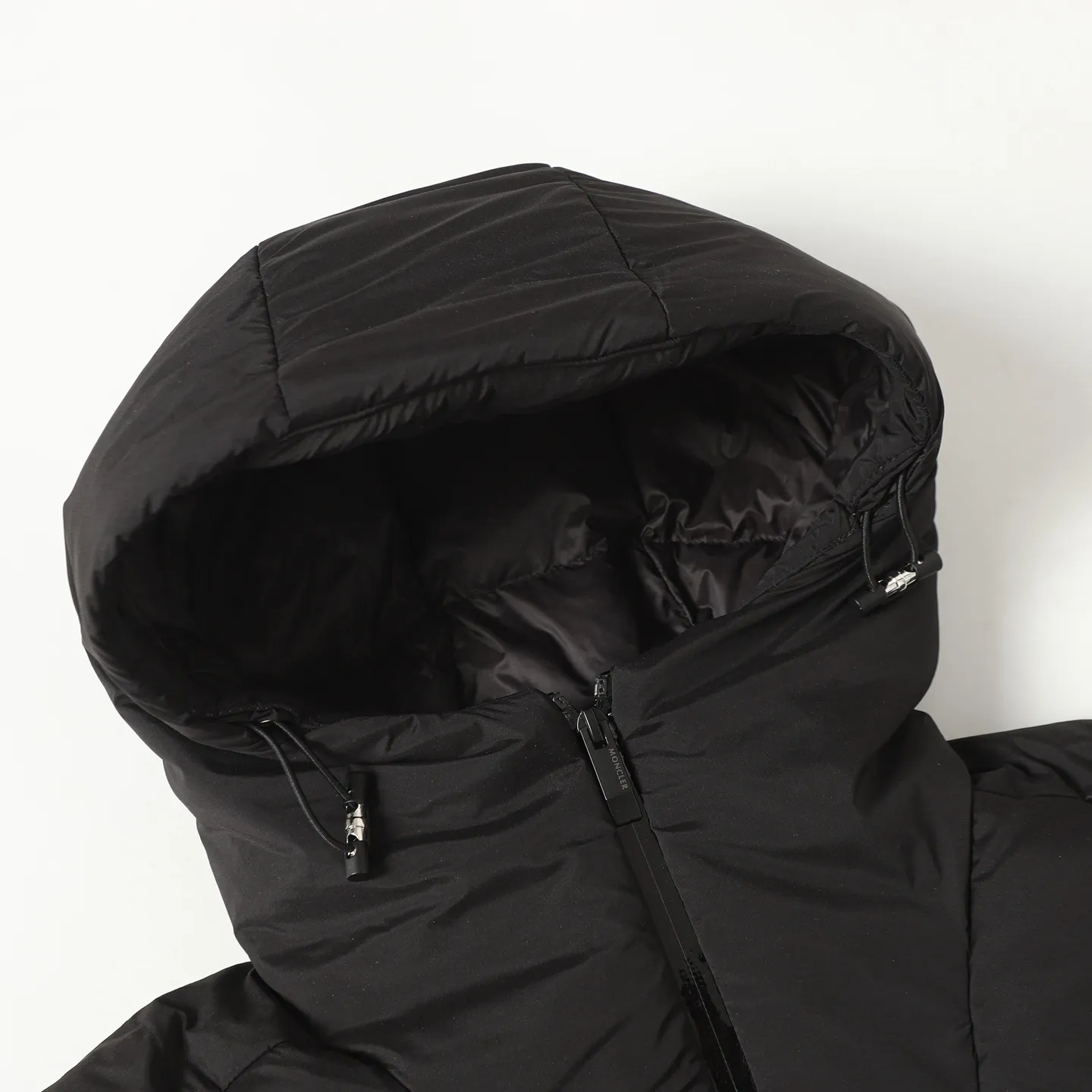 The design of the P860 Moncler Fusain short down jacket is inspired by the thrilling racing sports, echoing the three-dimensional tailoring and dynamic structure of the racing driver's uniform. Diamond quilting is used to build a thermal barrier, and the lightweight fabric is full of fluffy warmth. The silhouette is neat and not bulky, and the hooded design adds casualness. It is made of quilted nylon fabric, which has excellent warmth and protection. It is not only a textured armor to resist the cold wind when commuting, but also a fashion tool to create a minimalist and high-end feel when going out. In the cold winter, you can achieve the dual elegance of temperature and style with a piece of down. The short design features reflective zippers for a modern look. Code number: 12345 Color: black, gray