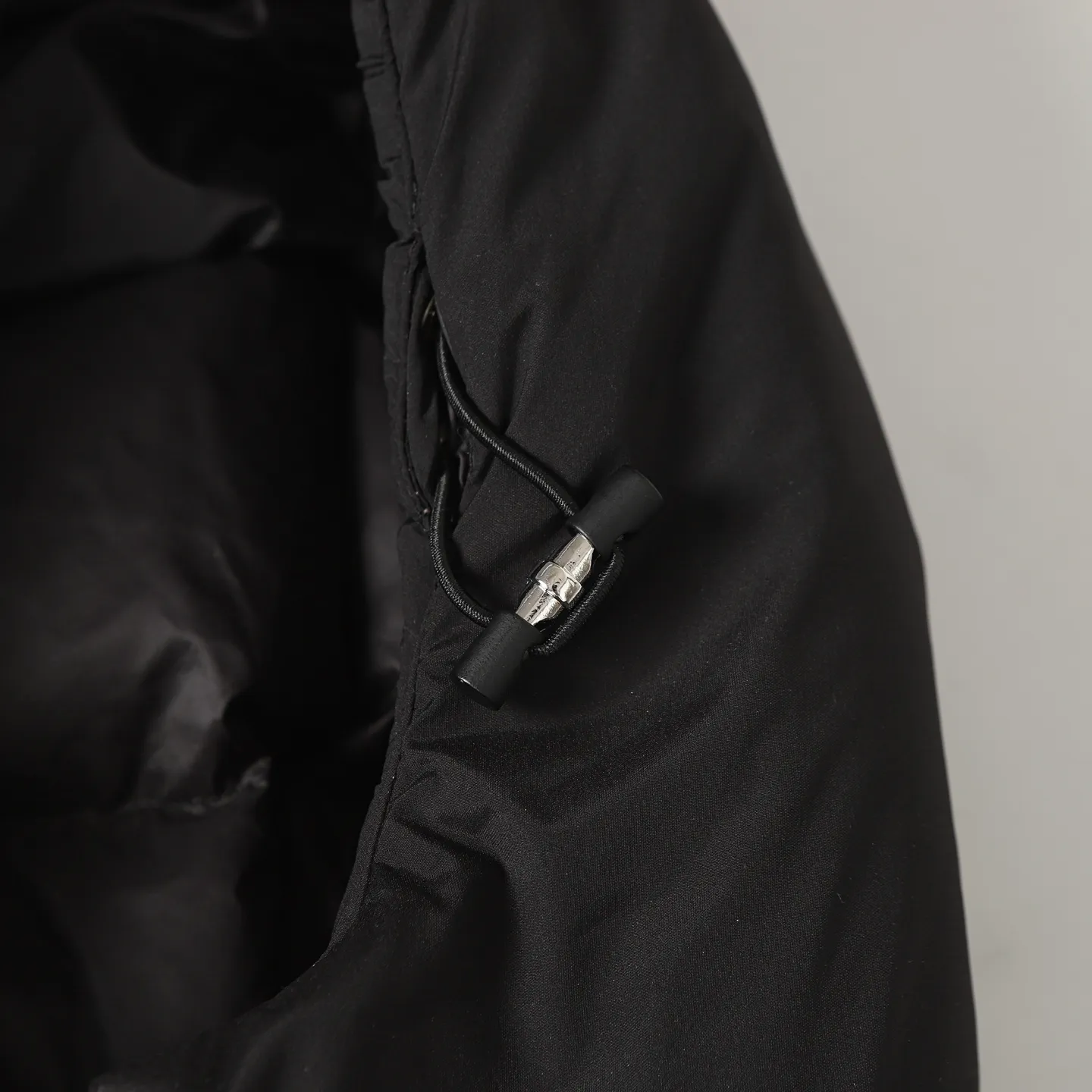 The design of the P860 Moncler Fusain short down jacket is inspired by the thrilling racing sports, echoing the three-dimensional tailoring and dynamic structure of the racing driver's uniform. Diamond quilting is used to build a thermal barrier, and the lightweight fabric is full of fluffy warmth. The silhouette is neat and not bulky, and the hooded design adds casualness. It is made of quilted nylon fabric, which has excellent warmth and protection. It is not only a textured armor to resist the cold wind when commuting, but also a fashion tool to create a minimalist and high-end feel when going out. In the cold winter, you can achieve the dual elegance of temperature and style with a piece of down. The short design features reflective zippers for a modern look. Code number: 12345 Color: black, gray