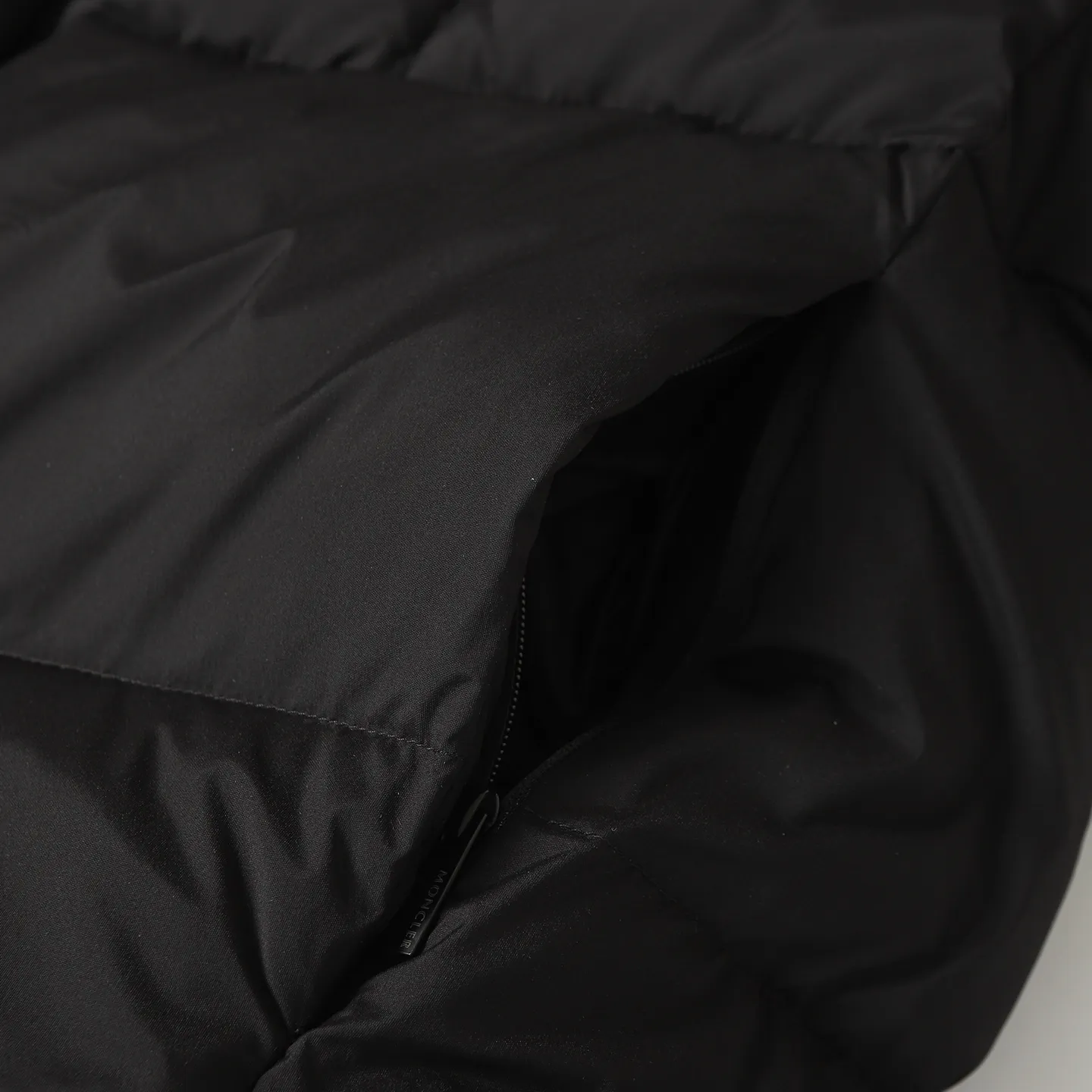 The design of the P860 Moncler Fusain short down jacket is inspired by the thrilling racing sports, echoing the three-dimensional tailoring and dynamic structure of the racing driver's uniform. Diamond quilting is used to build a thermal barrier, and the lightweight fabric is full of fluffy warmth. The silhouette is neat and not bulky, and the hooded design adds casualness. It is made of quilted nylon fabric, which has excellent warmth and protection. It is not only a textured armor to resist the cold wind when commuting, but also a fashion tool to create a minimalist and high-end feel when going out. In the cold winter, you can achieve the dual elegance of temperature and style with a piece of down. The short design features reflective zippers for a modern look. Code number: 12345 Color: black, gray