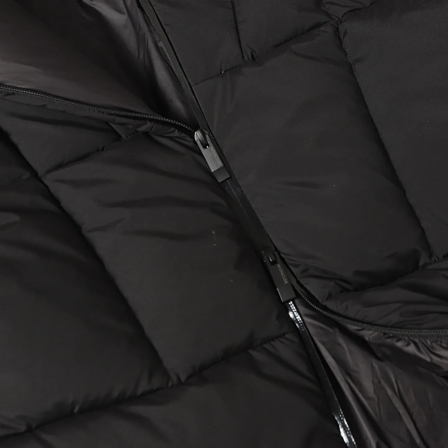 The design of the P860 Moncler Fusain short down jacket is inspired by the thrilling racing sports, echoing the three-dimensional tailoring and dynamic structure of the racing driver's uniform. Diamond quilting is used to build a thermal barrier, and the lightweight fabric is full of fluffy warmth. The silhouette is neat and not bulky, and the hooded design adds casualness. It is made of quilted nylon fabric, which has excellent warmth and protection. It is not only a textured armor to resist the cold wind when commuting, but also a fashion tool to create a minimalist and high-end feel when going out. In the cold winter, you can achieve the dual elegance of temperature and style with a piece of down. The short design features reflective zippers for a modern look. Code number: 12345 Color: black, gray