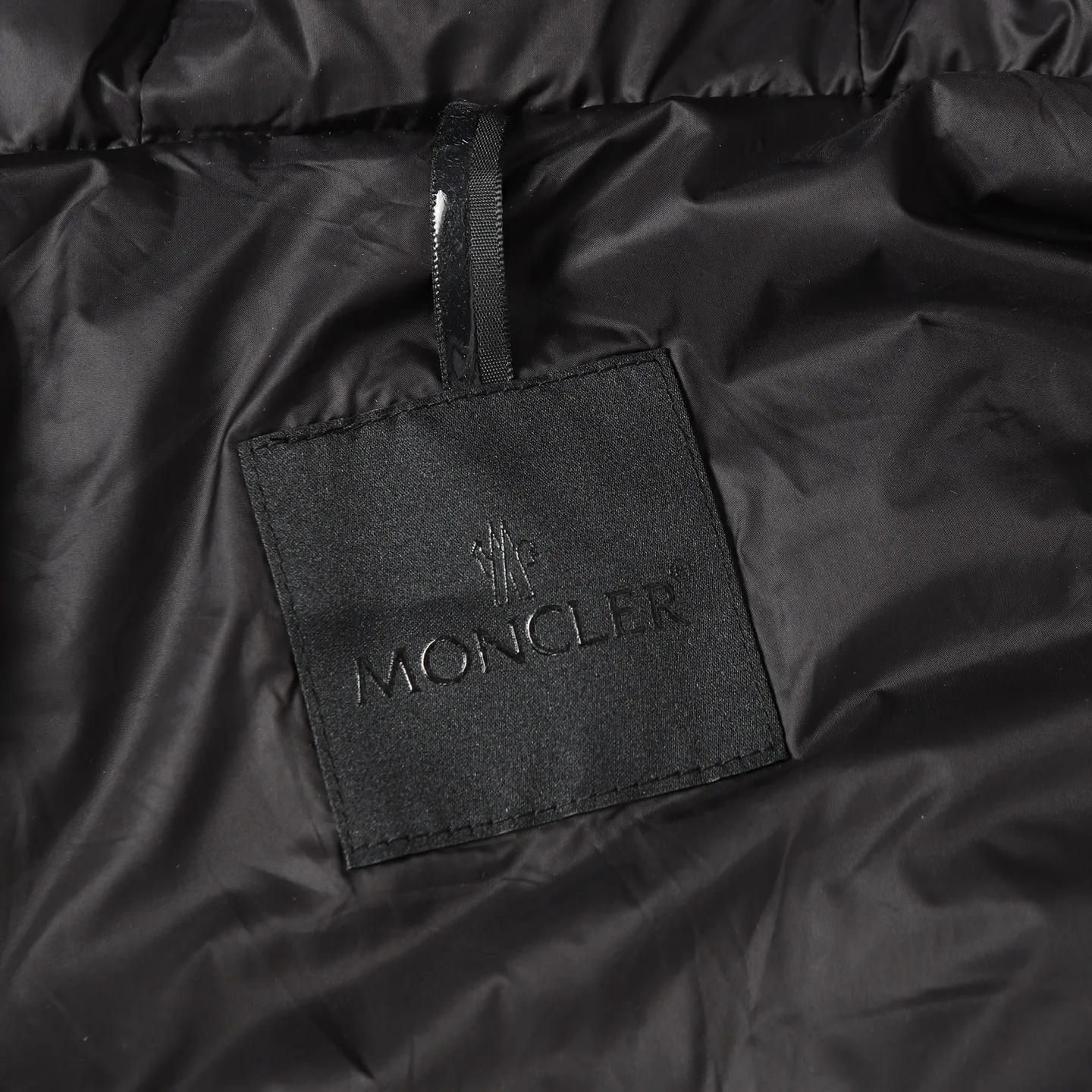 The design of the P860 Moncler Fusain short down jacket is inspired by the thrilling racing sports, echoing the three-dimensional tailoring and dynamic structure of the racing driver's uniform. Diamond quilting is used to build a thermal barrier, and the lightweight fabric is full of fluffy warmth. The silhouette is neat and not bulky, and the hooded design adds casualness. It is made of quilted nylon fabric, which has excellent warmth and protection. It is not only a textured armor to resist the cold wind when commuting, but also a fashion tool to create a minimalist and high-end feel when going out. In the cold winter, you can achieve the dual elegance of temperature and style with a piece of down. The short design features reflective zippers for a modern look. Code number: 12345 Color: black, gray