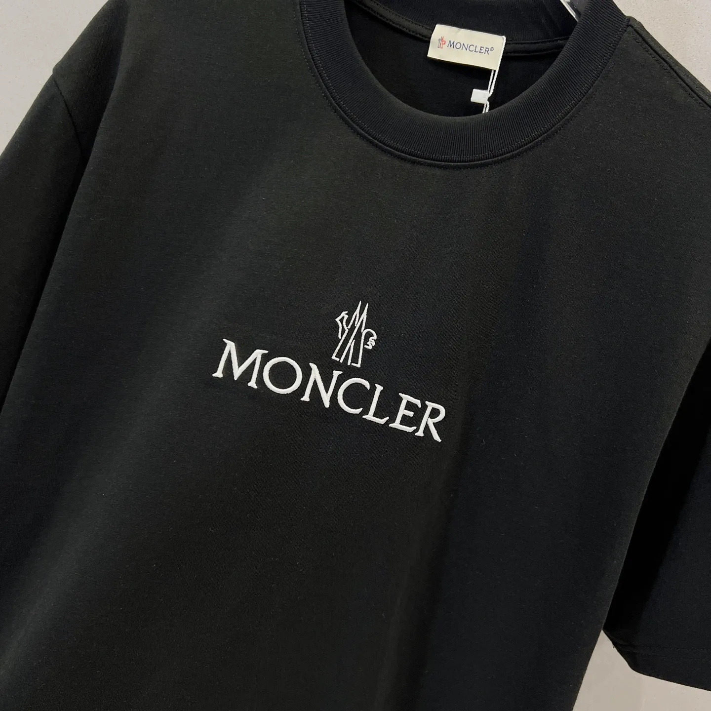 P170 MONCLER/muzzle 320g round neck short-sleeved T-shirt, brand letter micro-label embroidery🪡LOGO arm patch craft, official synchronization, 1:1 original mold opening, fashion personality, versatile trend, pure original quality, original washed fabric, tag, collar label, washed wheat, three complete standards, color: black, white, pink. Size: S-XL