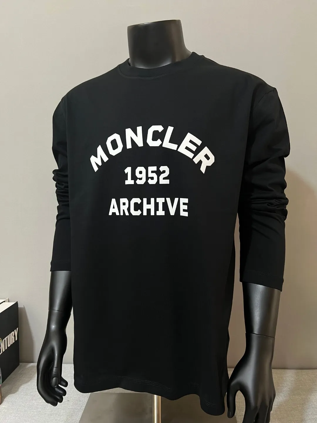 P190 Meng Mou·Moncler MONCLER is new, 2025fw autumn and winter long-sleeved T-shirt, official and official synchronous flocking printing 1952 commemorative sweatshirt short-sleeved, the details match the official version, using 280g double yarn 100% cotton fabric, imported woven thread thread, neckline The bones are not easily deformed, the fabric is soft and breathable, and does not shrink. It has NCF washable mark recognition. The details are in place and the upper body looks good. The European size version is loose and suitable. It is a must-have for the autumn and winter outer wear wardrobe. Color: black, white, size XS-L (L size can wear 200 pounds)
