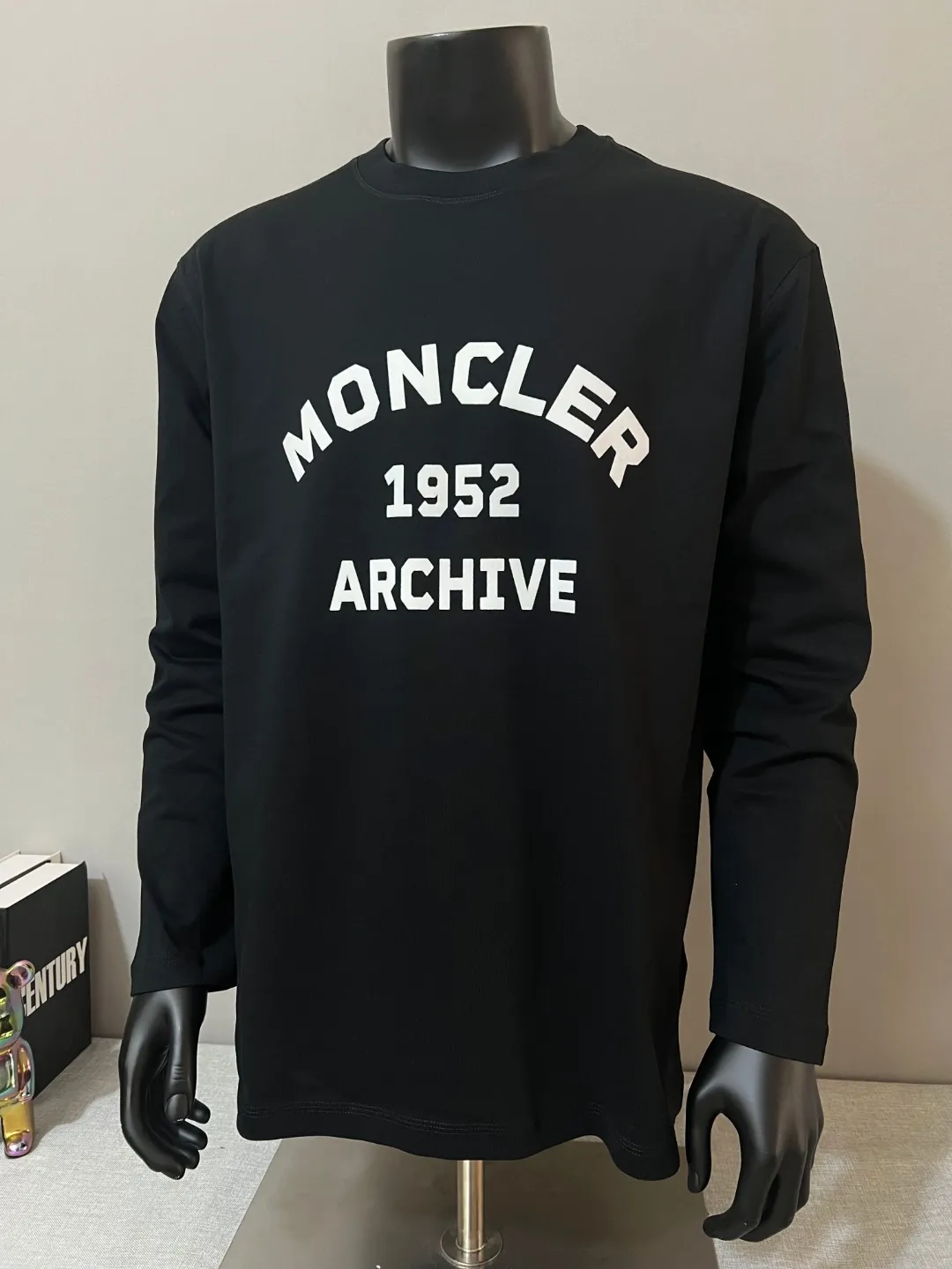 P190 Meng Mou·Moncler MONCLER is new, 2025fw autumn and winter long-sleeved T-shirt, official and official synchronous flocking printing 1952 commemorative sweatshirt short-sleeved, the details match the official version, using 280g double yarn 100% cotton fabric, imported woven thread thread, neckline The bones are not easily deformed, the fabric is soft and breathable, and does not shrink. It has NCF washable mark recognition. The details are in place and the upper body looks good. The European size version is loose and suitable. It is a must-have for the autumn and winter outer wear wardrobe. Color: black, white, size XS-L (L size can wear 200 pounds)