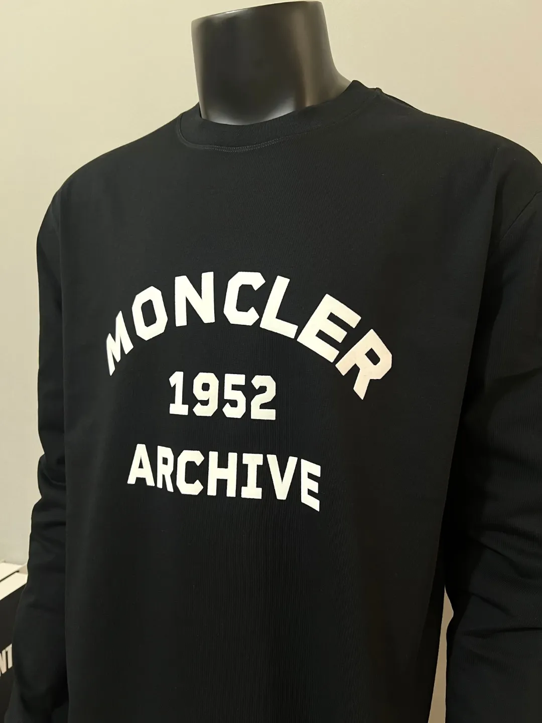 P190 Meng Mou·Moncler MONCLER is new, 2025fw autumn and winter long-sleeved T-shirt, official and official synchronous flocking printing 1952 commemorative sweatshirt short-sleeved, the details match the official version, using 280g double yarn 100% cotton fabric, imported woven thread thread, neckline The bones are not easily deformed, the fabric is soft and breathable, and does not shrink. It has NCF washable mark recognition. The details are in place and the upper body looks good. The European size version is loose and suitable. It is a must-have for the autumn and winter outer wear wardrobe. Color: black, white, size XS-L (L size can wear 200 pounds)