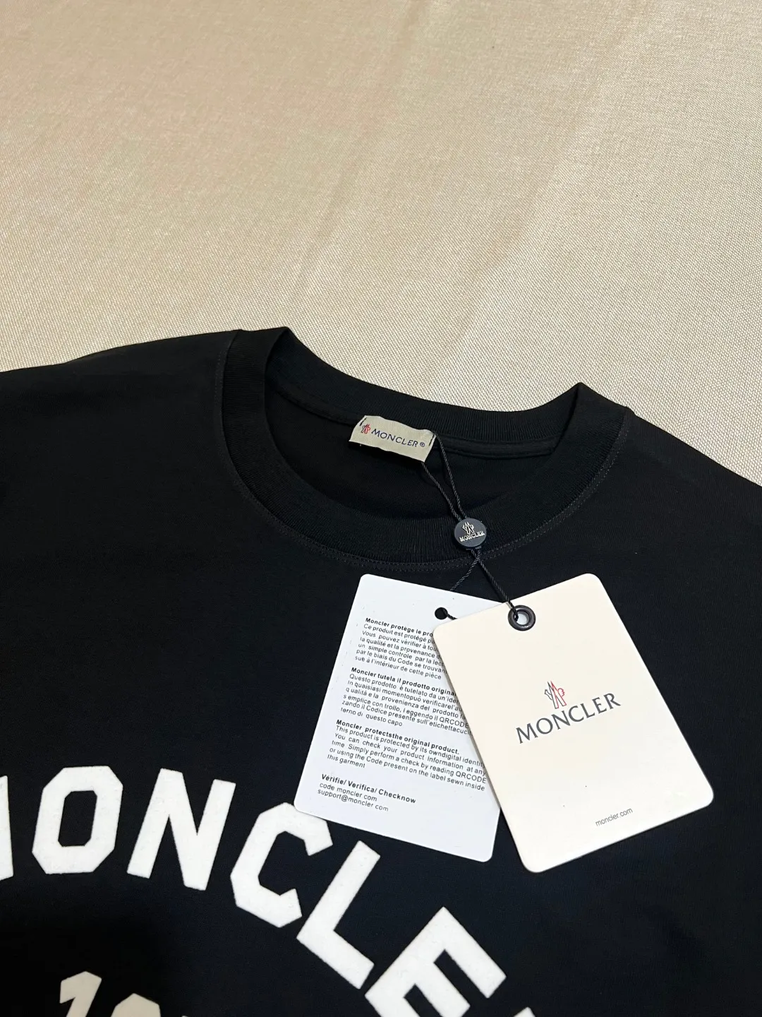 P190 Meng Mou·Moncler MONCLER is new, 2025fw autumn and winter long-sleeved T-shirt, official and official synchronous flocking printing 1952 commemorative sweatshirt short-sleeved, the details match the official version, using 280g double yarn 100% cotton fabric, imported woven thread thread, neckline The bones are not easily deformed, the fabric is soft and breathable, and does not shrink. It has NCF washable mark recognition. The details are in place and the upper body looks good. The European size version is loose and suitable. It is a must-have for the autumn and winter outer wear wardrobe. Color: black, white, size XS-L (L size can wear 200 pounds)