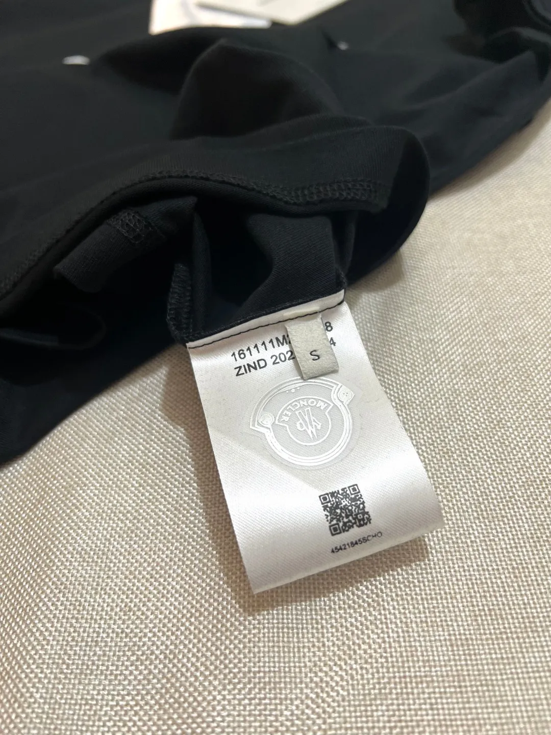P190 Meng Mou·Moncler MONCLER is new, 2025fw autumn and winter long-sleeved T-shirt, official and official synchronous flocking printing 1952 commemorative sweatshirt short-sleeved, the details match the official version, using 280g double yarn 100% cotton fabric, imported woven thread thread, neckline The bones are not easily deformed, the fabric is soft and breathable, and does not shrink. It has NCF washable mark recognition. The details are in place and the upper body looks good. The European size version is loose and suitable. It is a must-have for the autumn and winter outer wear wardrobe. Color: black, white, size XS-L (L size can wear 200 pounds)