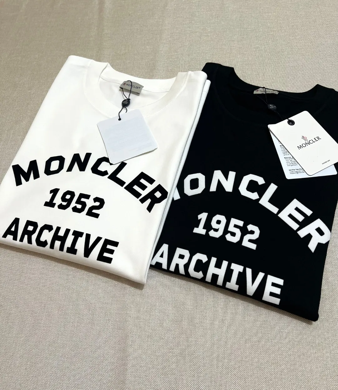 P190 Meng Mou·Moncler MONCLER is new, 2025fw autumn and winter long-sleeved T-shirt, official and official synchronous flocking printing 1952 commemorative sweatshirt short-sleeved, the details match the official version, using 280g double yarn 100% cotton fabric, imported woven thread thread, neckline The bones are not easily deformed, the fabric is soft and breathable, and does not shrink. It has NCF washable mark recognition. The details are in place and the upper body looks good. The European size version is loose and suitable. It is a must-have for the autumn and winter outer wear wardrobe. Color: black, white, size XS-L (L size can wear 200 pounds)