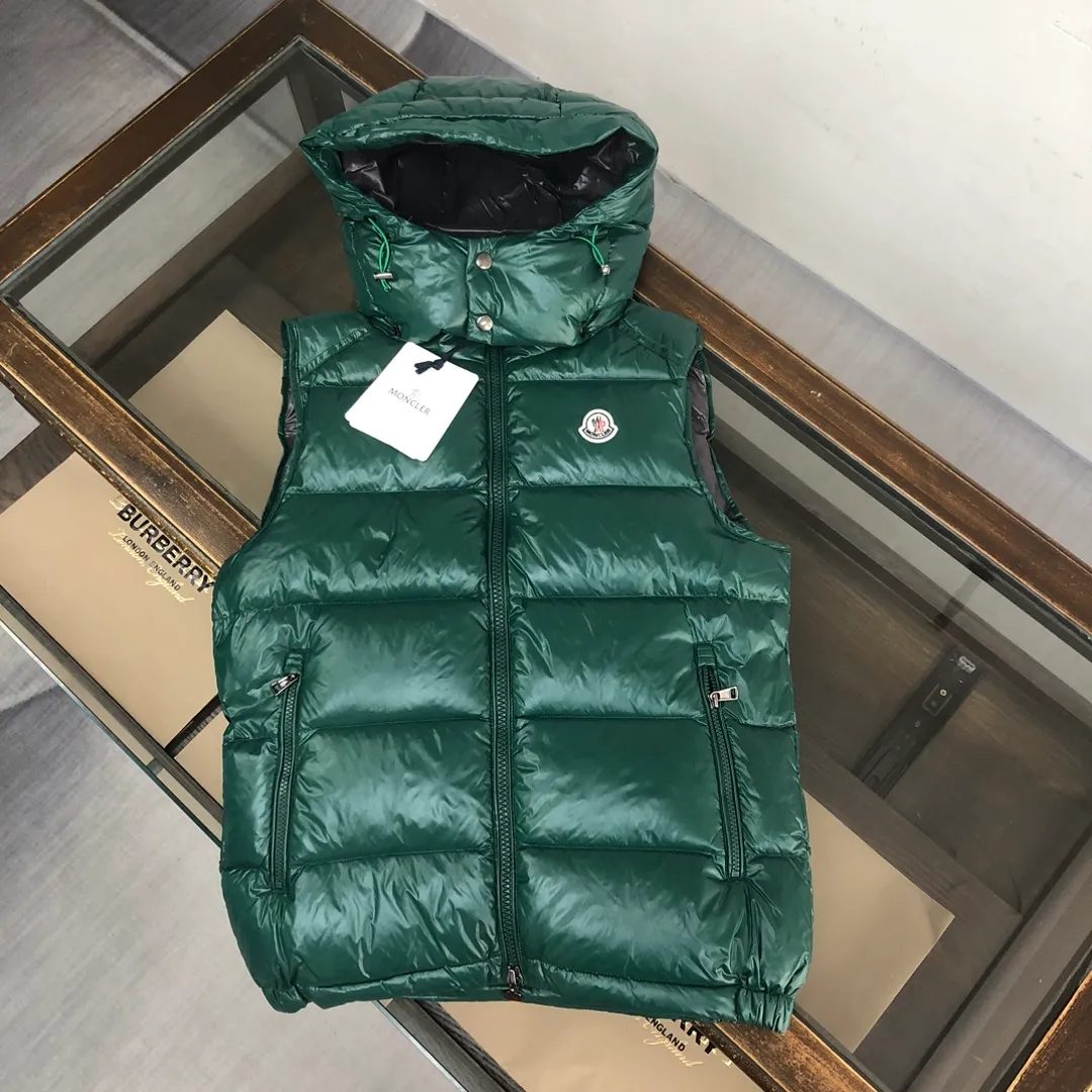 P680 MONCLER Latest Color Couple Style High Version Hooded Down Vest] Super popular item, made in a personalized street punk style, couple style high specification down vest jacket🔥 The hottest style at the moment🔥 Made of M's signature matte technical waterproof fabric, the fabric feels smooth and very textured, and is equipped with classic rectangular quilting to ensure the even distribution of down inside, bringing the ultimate warm and comfortable wearing experience, and it is also very fashionable and stylish! It is filled with imported European standard 90% velvet, which can effectively lock in and collect heat. You can feel its plump state by looking at the actual pictures. It is quite light on the upper body and does not feel bloated at all! The quality is definitely at the same level as the same counter. Friends who have ultra-high standards and pursuit of quality are recommended to buy it now👇 Color: Orange, Maroon, Green, Black Size: 1 2 3 4 5