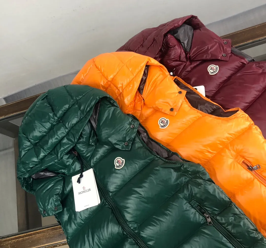 P680 MONCLER Latest Color Couple Style High Version Hooded Down Vest] Super popular item, made in a personalized street punk style, couple style high specification down vest jacket🔥 The hottest style at the moment🔥 Made of M's signature matte technical waterproof fabric, the fabric feels smooth and very textured, and is equipped with classic rectangular quilting to ensure the even distribution of down inside, bringing the ultimate warm and comfortable wearing experience, and it is also very fashionable and stylish! It is filled with imported European standard 90% velvet, which can effectively lock in and collect heat. You can feel its plump state by looking at the actual pictures. It is quite light on the upper body and does not feel bloated at all! The quality is definitely at the same level as the same counter. Friends who have ultra-high standards and pursuit of quality are recommended to buy it now👇 Color: Orange, Maroon, Green, Black Size: 1 2 3 4 5