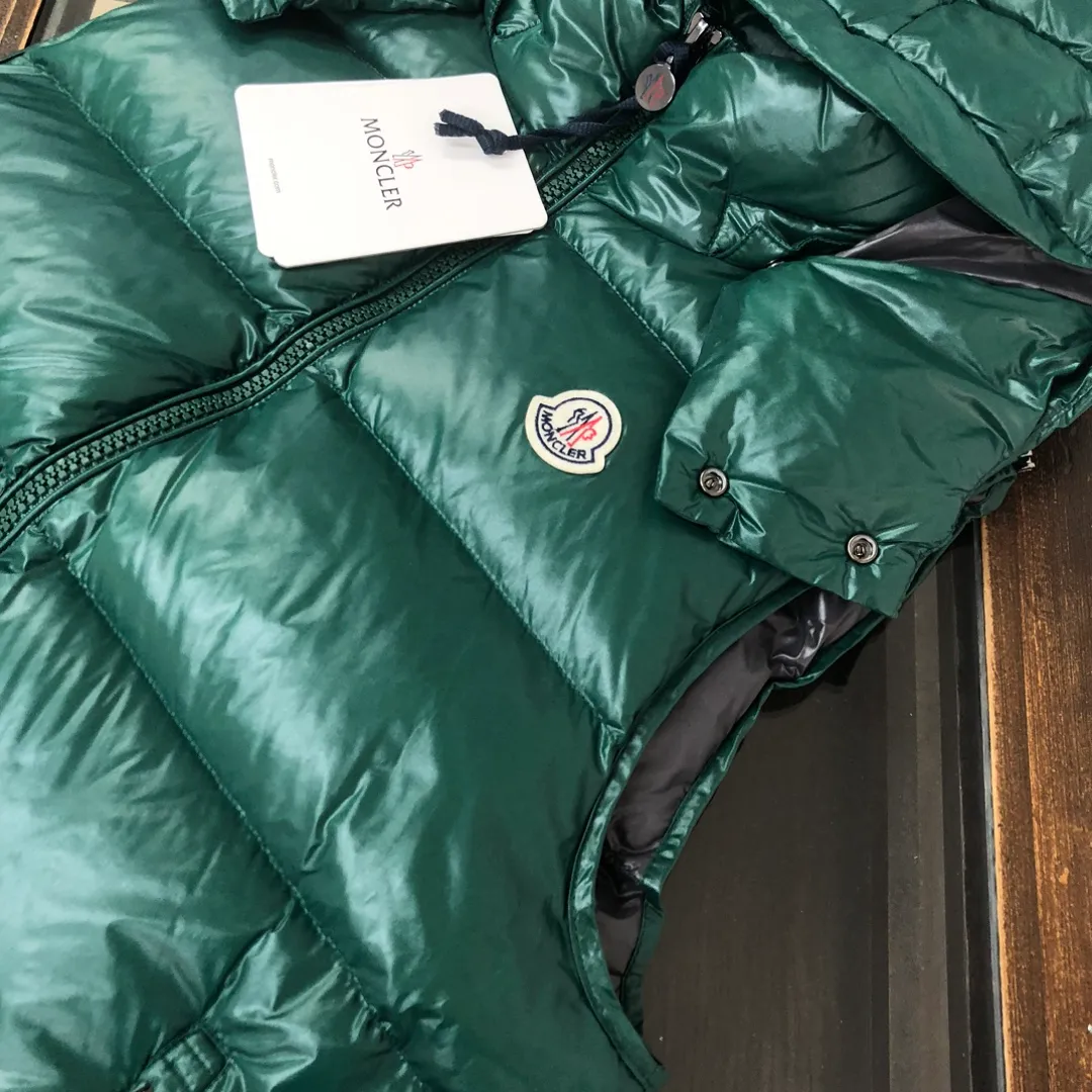 P680 MONCLER Latest Color Couple Style High Version Hooded Down Vest] Super popular item, made in a personalized street punk style, couple style high specification down vest jacket🔥 The hottest style at the moment🔥 Made of M's signature matte technical waterproof fabric, the fabric feels smooth and very textured, and is equipped with classic rectangular quilting to ensure the even distribution of down inside, bringing the ultimate warm and comfortable wearing experience, and it is also very fashionable and stylish! It is filled with imported European standard 90% velvet, which can effectively lock in and collect heat. You can feel its plump state by looking at the actual pictures. It is quite light on the upper body and does not feel bloated at all! The quality is definitely at the same level as the same counter. Friends who have ultra-high standards and pursuit of quality are recommended to buy it now👇 Color: Orange, Maroon, Green, Black Size: 1 2 3 4 5