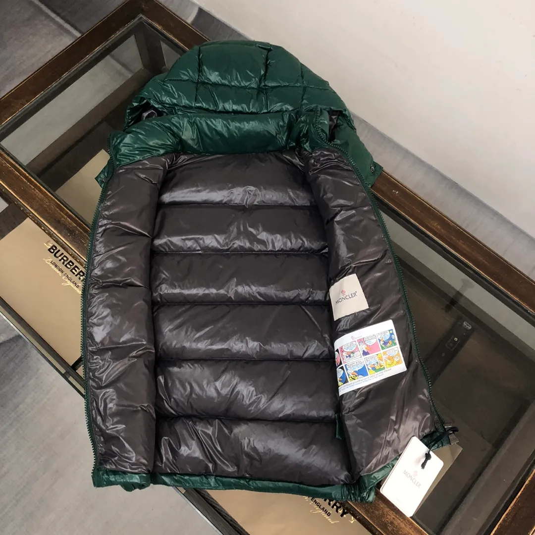 P680 MONCLER Latest Color Couple Style High Version Hooded Down Vest] Super popular item, made in a personalized street punk style, couple style high specification down vest jacket🔥 The hottest style at the moment🔥 Made of M's signature matte technical waterproof fabric, the fabric feels smooth and very textured, and is equipped with classic rectangular quilting to ensure the even distribution of down inside, bringing the ultimate warm and comfortable wearing experience, and it is also very fashionable and stylish! It is filled with imported European standard 90% velvet, which can effectively lock in and collect heat. You can feel its plump state by looking at the actual pictures. It is quite light on the upper body and does not feel bloated at all! The quality is definitely at the same level as the same counter. Friends who have ultra-high standards and pursuit of quality are recommended to buy it now👇 Color: Orange, Maroon, Green, Black Size: 1 2 3 4 5