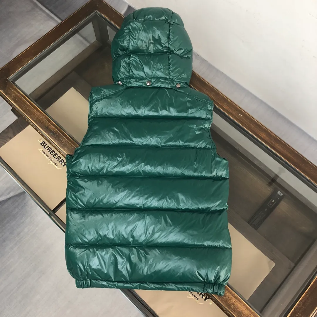P680 MONCLER Latest Color Couple Style High Version Hooded Down Vest] Super popular item, made in a personalized street punk style, couple style high specification down vest jacket🔥 The hottest style at the moment🔥 Made of M's signature matte technical waterproof fabric, the fabric feels smooth and very textured, and is equipped with classic rectangular quilting to ensure the even distribution of down inside, bringing the ultimate warm and comfortable wearing experience, and it is also very fashionable and stylish! It is filled with imported European standard 90% velvet, which can effectively lock in and collect heat. You can feel its plump state by looking at the actual pictures. It is quite light on the upper body and does not feel bloated at all! The quality is definitely at the same level as the same counter. Friends who have ultra-high standards and pursuit of quality are recommended to buy it now👇 Color: Orange, Maroon, Green, Black Size: 1 2 3 4 5