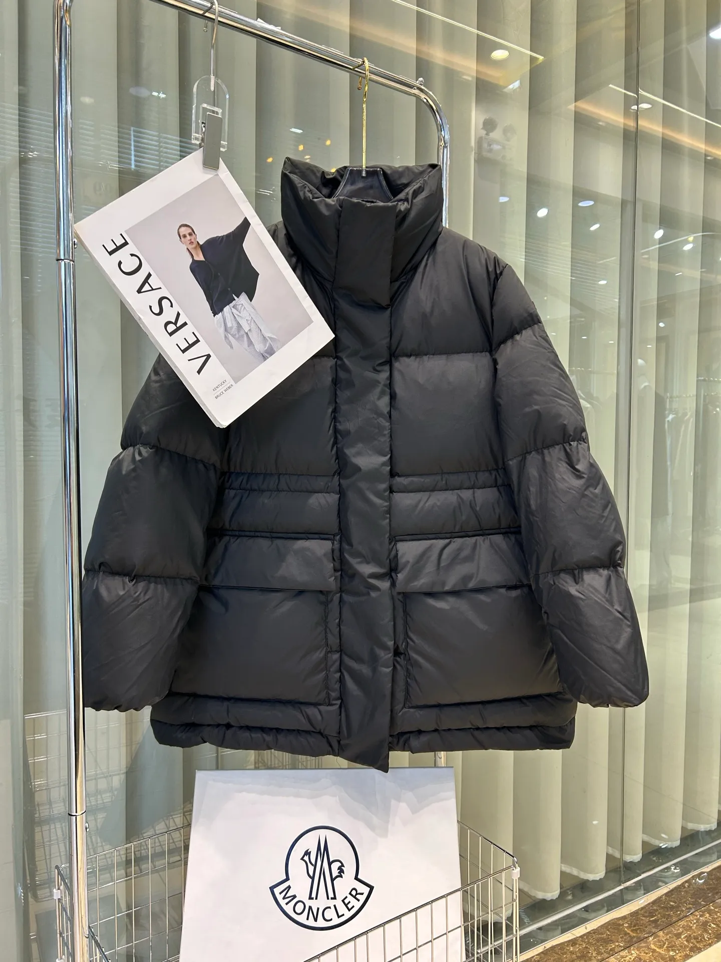 P920 25 Sophie French purchase Moncler autumn and winter women's stand collar wide version down jacket vouglans, large pocket design, bifurcated on both sides, waist waist design. Size: 0123 Color: black white