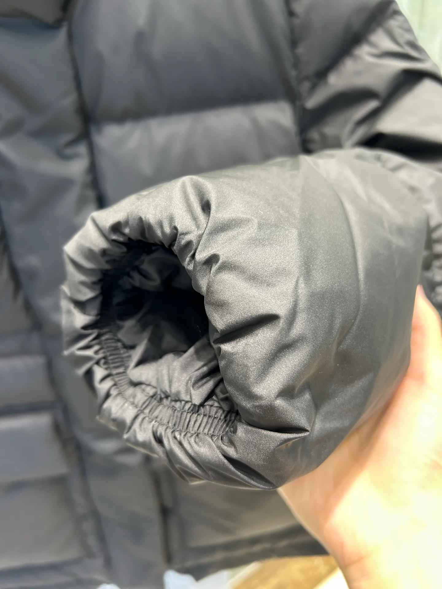 P920 25 Sophie French purchase Moncler autumn and winter women's stand collar wide version down jacket vouglans, large pocket design, bifurcated on both sides, waist waist design. Size: 0123 Color: black white