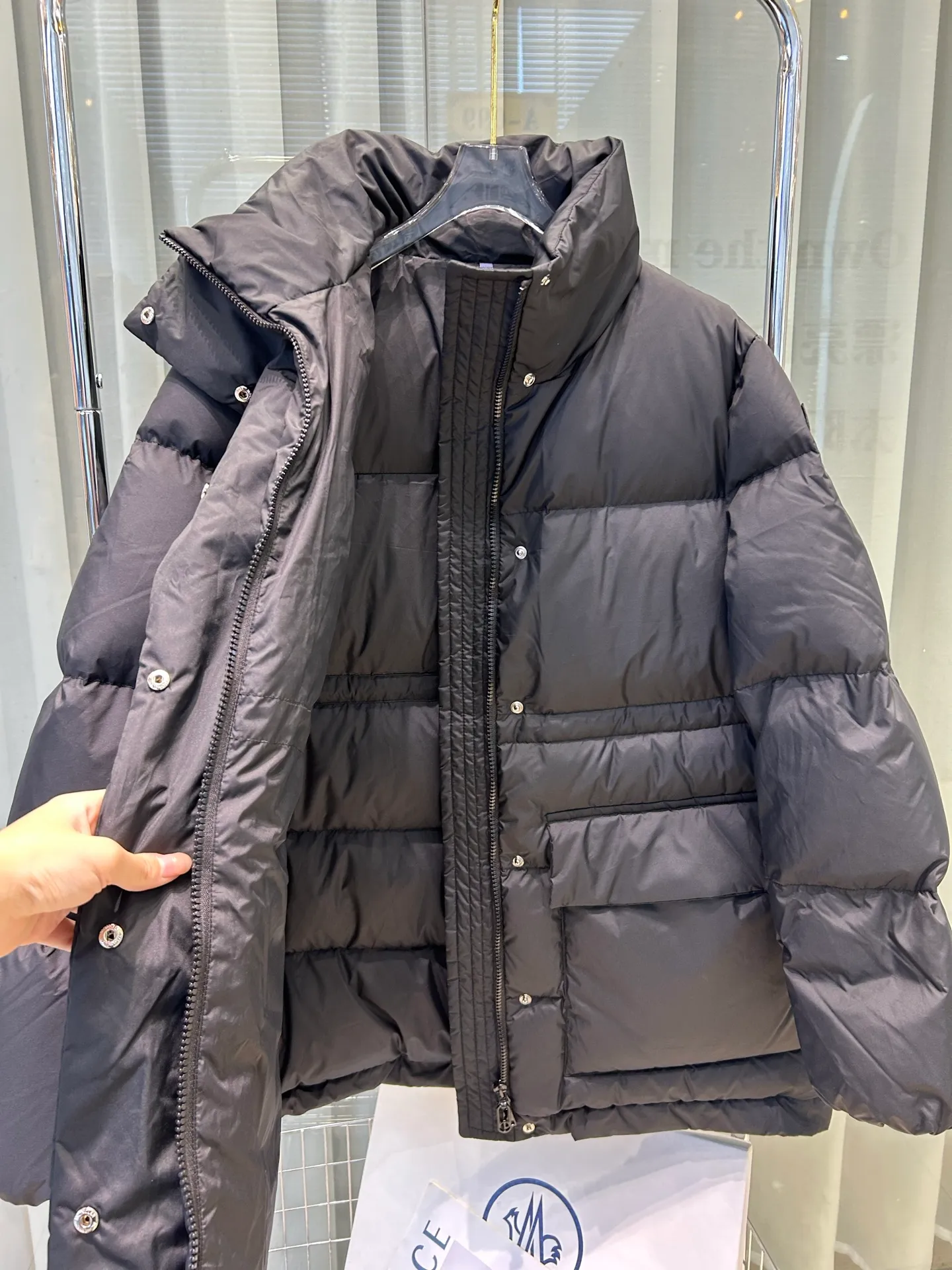 P920 25 Sophie French purchase Moncler autumn and winter women's stand collar wide version down jacket vouglans, large pocket design, bifurcated on both sides, waist waist design. Size: 0123 Color: black white