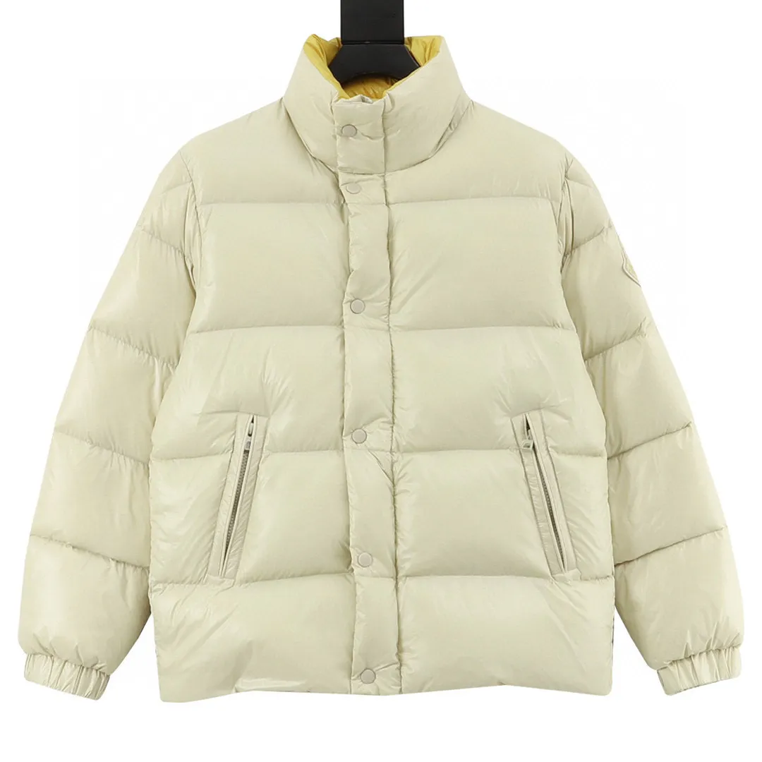 P920 top version 𝐦𝐨𝐧𝐜𝐥𝐞𝐫 Moncler1952 European limited men's short down jacket with three continents towel embroidered logo. High-end velvet filling. Extremely full and lightweight. The barcode model number corresponds to the official website. The tag has built-in NFC inductor anti-counterfeiting. Supports multiple anti-counterfeiting verifications. 1952This men's short down jacket is crafted from crisp fabric with a bold glossy finish.  Product details: The 1952 down jacket is made of functional glossy nylon fabric, which is comfortable and warm without being heavy. Chenille logo patch reflects the essence of the brand Details: • Made of super laqué fabric • Nylon laqué lining • Filled with down • Stand collar • Zipper and snap closure • Zippered pockets • Adjustable cuffs • Drawstring hem • Chenille logo patch Style number: A101# Color: black off-white green size: 1-5