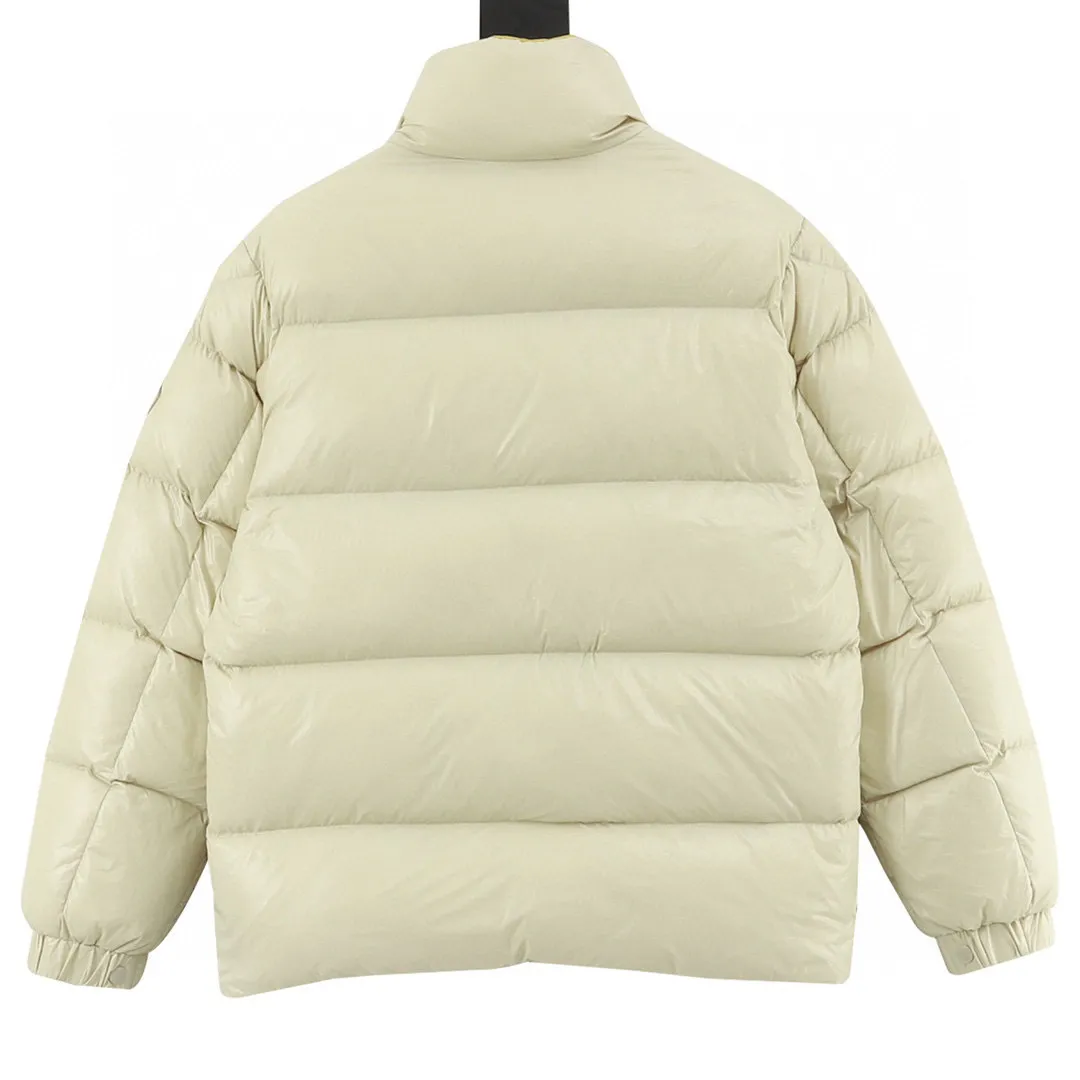P920 top version 𝐦𝐨𝐧𝐜𝐥𝐞𝐫 Moncler1952 European limited men's short down jacket with three continents towel embroidered logo. High-end velvet filling. Extremely full and lightweight. The barcode model number corresponds to the official website. The tag has built-in NFC inductor anti-counterfeiting. Supports multiple anti-counterfeiting verifications. 1952This men's short down jacket is crafted from crisp fabric with a bold glossy finish.  Product details: The 1952 down jacket is made of functional glossy nylon fabric, which is comfortable and warm without being heavy. Chenille logo patch reflects the essence of the brand Details: • Made of super laqué fabric • Nylon laqué lining • Filled with down • Stand collar • Zipper and snap closure • Zippered pockets • Adjustable cuffs • Drawstring hem • Chenille logo patch Style number: A101# Color: black off-white green size: 1-5
