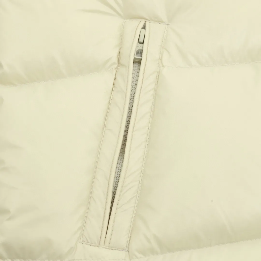 P920 top version 𝐦𝐨𝐧𝐜𝐥𝐞𝐫 Moncler1952 European limited men's short down jacket with three continents towel embroidered logo. High-end velvet filling. Extremely full and lightweight. The barcode model number corresponds to the official website. The tag has built-in NFC inductor anti-counterfeiting. Supports multiple anti-counterfeiting verifications. 1952This men's short down jacket is crafted from crisp fabric with a bold glossy finish.  Product details: The 1952 down jacket is made of functional glossy nylon fabric, which is comfortable and warm without being heavy. Chenille logo patch reflects the essence of the brand Details: • Made of super laqué fabric • Nylon laqué lining • Filled with down • Stand collar • Zipper and snap closure • Zippered pockets • Adjustable cuffs • Drawstring hem • Chenille logo patch Style number: A101# Color: black off-white green size: 1-5