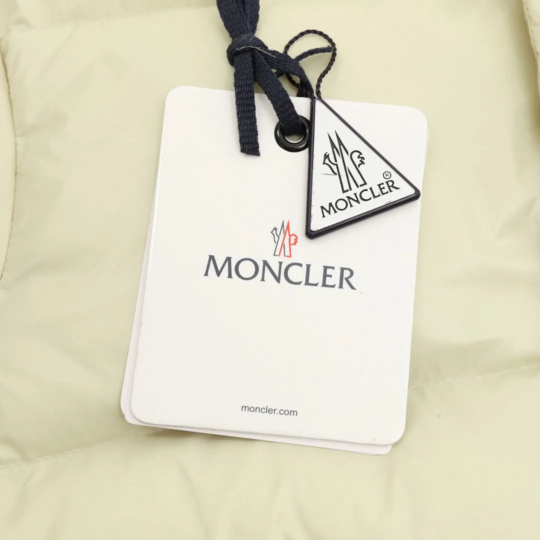 P920 top version 𝐦𝐨𝐧𝐜𝐥𝐞𝐫 Moncler1952 European limited men's short down jacket with three continents towel embroidered logo. High-end velvet filling. Extremely full and lightweight. The barcode model number corresponds to the official website. The tag has built-in NFC inductor anti-counterfeiting. Supports multiple anti-counterfeiting verifications. 1952This men's short down jacket is crafted from crisp fabric with a bold glossy finish.  Product details: The 1952 down jacket is made of functional glossy nylon fabric, which is comfortable and warm without being heavy. Chenille logo patch reflects the essence of the brand Details: • Made of super laqué fabric • Nylon laqué lining • Filled with down • Stand collar • Zipper and snap closure • Zippered pockets • Adjustable cuffs • Drawstring hem • Chenille logo patch Style number: A101# Color: black off-white green size: 1-5