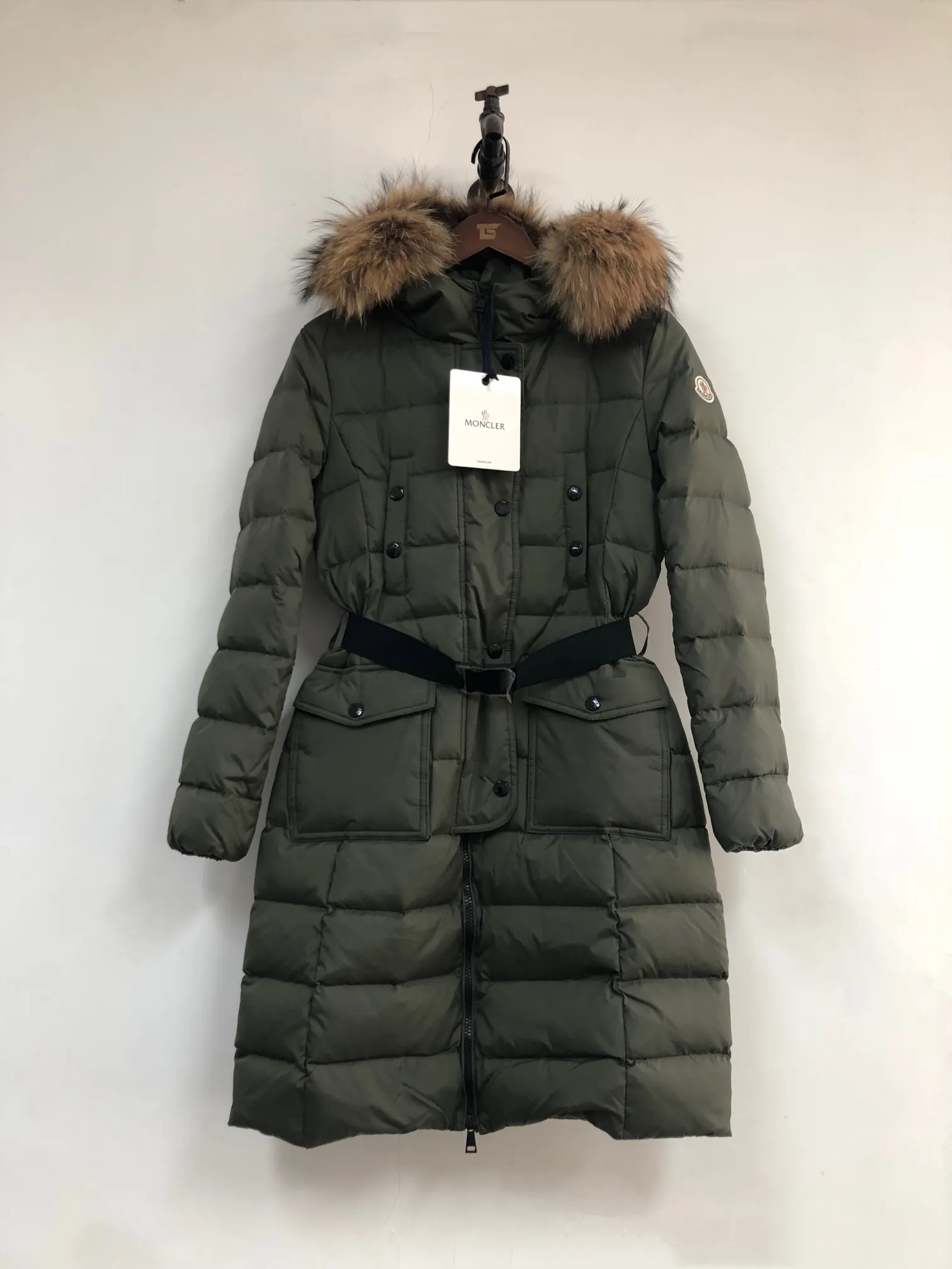 P1180 ——————🧡Women’s style, you can choose raccoon fur collar or fox fur collar💅 MONCLER women’s covered mouth 🙎🙎winter down jacket! Authentic original purchase, long down jacket, super thick, absolute counter version with matching belt, elongates legs, slims waist, original imported hardware, details, material %90 white goose down, %10 white duck down (fur collar is detachable) Color: black, military green Size: 1-4 four codes