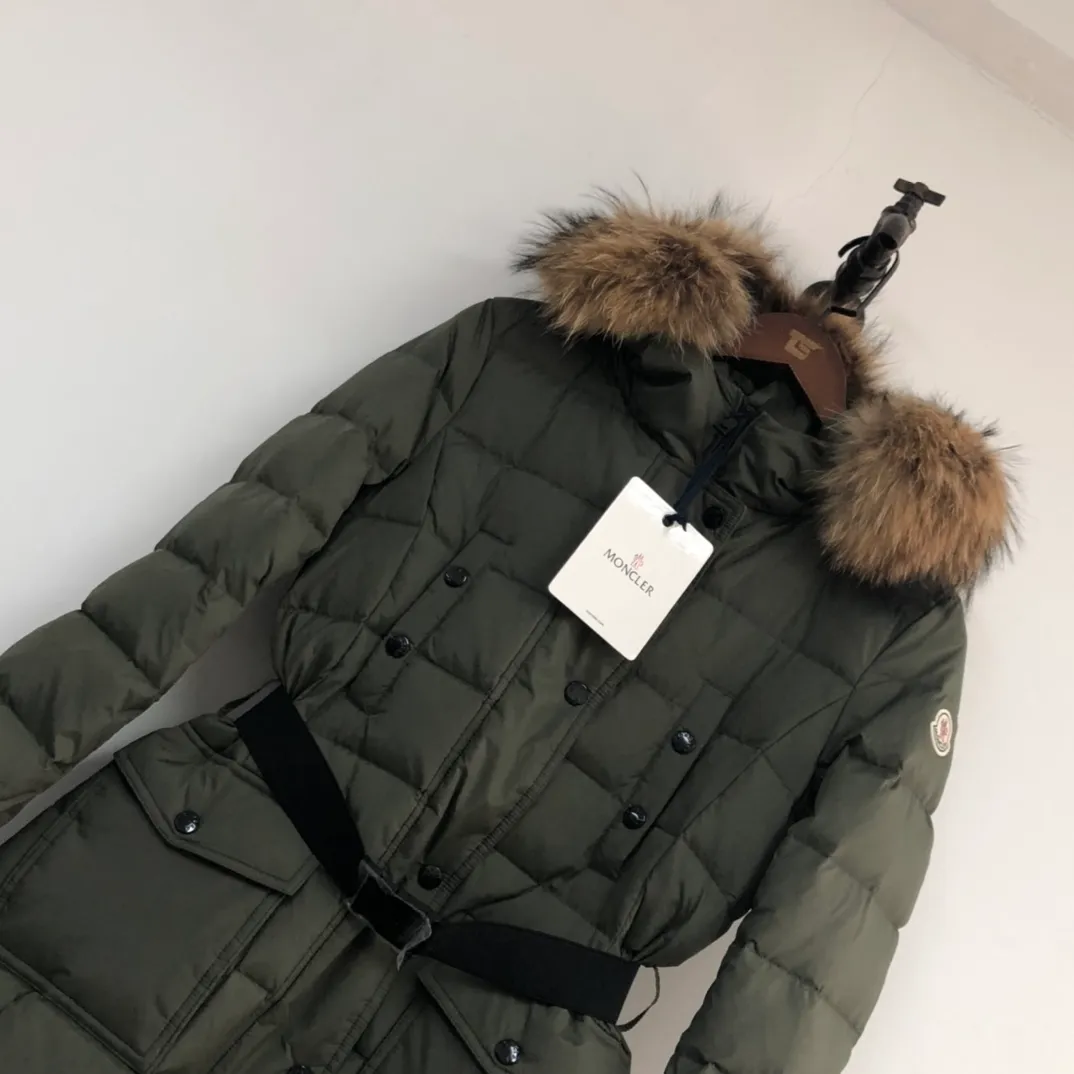 P1180 ——————🧡Women’s style, you can choose raccoon fur collar or fox fur collar💅 MONCLER women’s covered mouth 🙎🙎winter down jacket! Authentic original purchase, long down jacket, super thick, absolute counter version with matching belt, elongates legs, slims waist, original imported hardware, details, material %90 white goose down, %10 white duck down (fur collar is detachable) Color: black, military green Size: 1-4 four codes