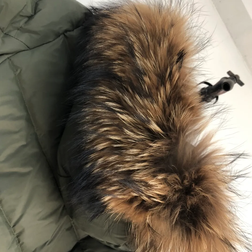 P1180 ——————🧡Women’s style, you can choose raccoon fur collar or fox fur collar💅 MONCLER women’s covered mouth 🙎🙎winter down jacket! Authentic original purchase, long down jacket, super thick, absolute counter version with matching belt, elongates legs, slims waist, original imported hardware, details, material %90 white goose down, %10 white duck down (fur collar is detachable) Color: black, military green Size: 1-4 four codes