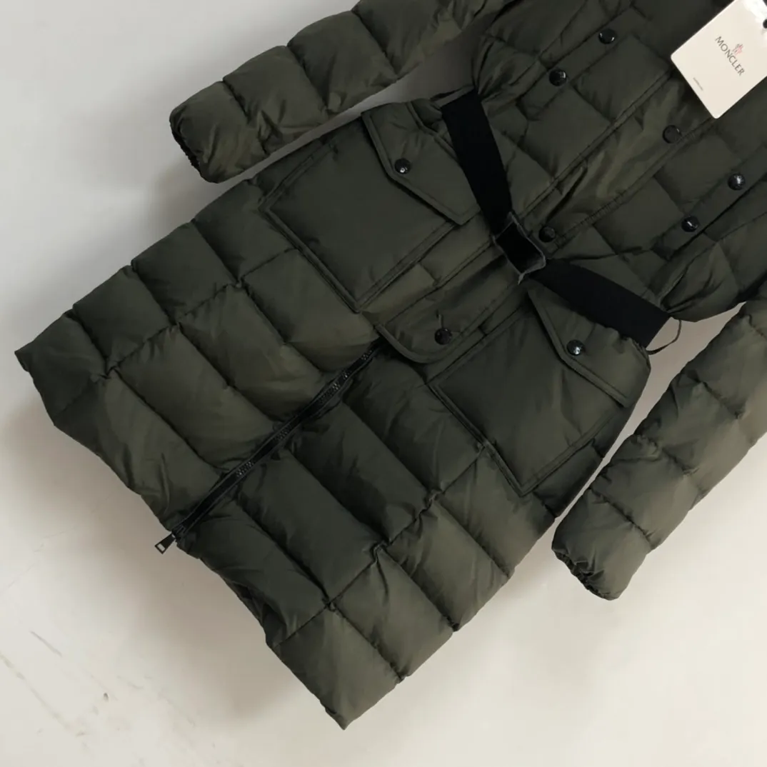 P1180 ——————🧡Women’s style, you can choose raccoon fur collar or fox fur collar💅 MONCLER women’s covered mouth 🙎🙎winter down jacket! Authentic original purchase, long down jacket, super thick, absolute counter version with matching belt, elongates legs, slims waist, original imported hardware, details, material %90 white goose down, %10 white duck down (fur collar is detachable) Color: black, military green Size: 1-4 four codes