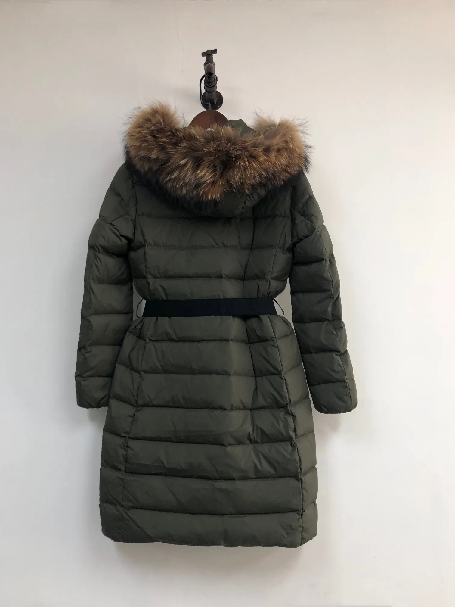 P1180 ——————🧡Women’s style, you can choose raccoon fur collar or fox fur collar💅 MONCLER women’s covered mouth 🙎🙎winter down jacket! Authentic original purchase, long down jacket, super thick, absolute counter version with matching belt, elongates legs, slims waist, original imported hardware, details, material %90 white goose down, %10 white duck down (fur collar is detachable) Color: black, military green Size: 1-4 four codes