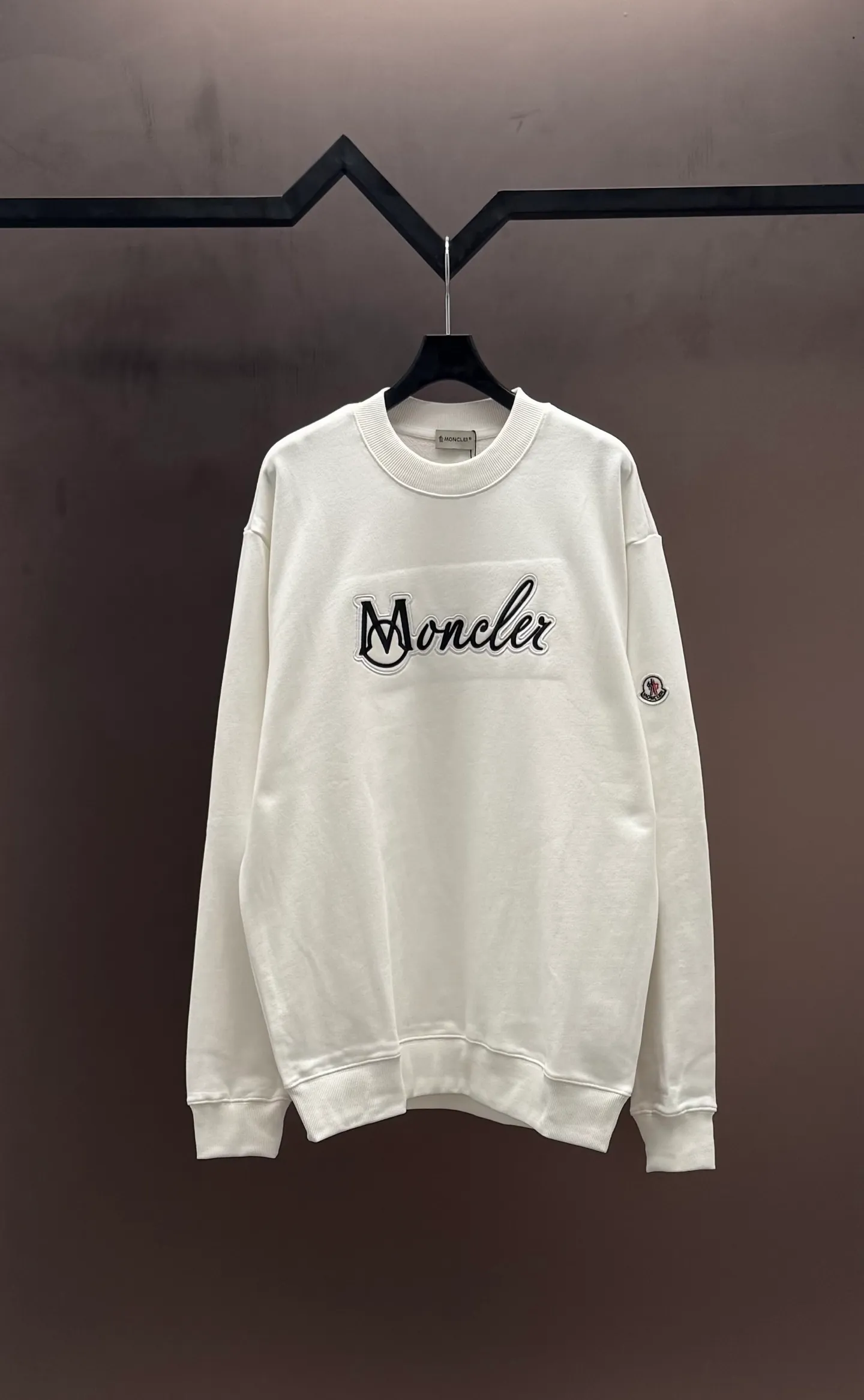 P250 MONCLER masked puppy embroidered sleeves small label round neck sweatshirt Made of 460g terry fabric with clear line routing Original order customization 1:1 smooth and delicate lines Better texture Not easy to deform Not easy to shrink Not easy to fade Maintain long-lasting beauty Color Black White Size S-XL