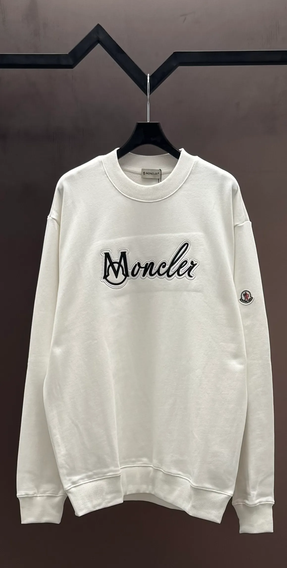 P250 MONCLER masked puppy embroidered sleeves small label round neck sweatshirt Made of 460g terry fabric with clear line routing Original order customization 1:1 smooth and delicate lines Better texture Not easy to deform Not easy to shrink Not easy to fade Maintain long-lasting beauty Color Black White Size S-XL