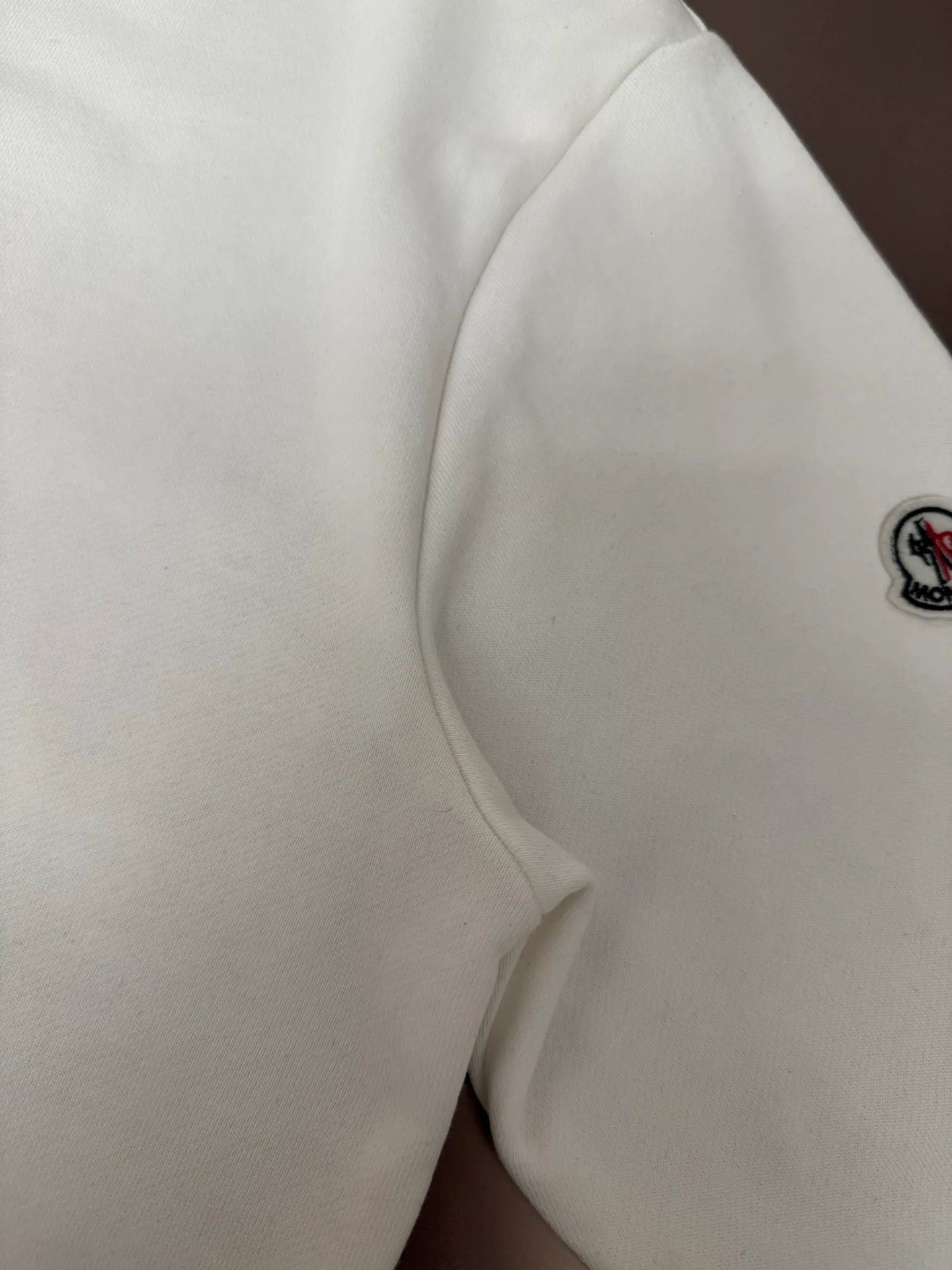 P250 MONCLER masked puppy embroidered sleeves small label round neck sweatshirt Made of 460g terry fabric with clear line routing Original order customization 1:1 smooth and delicate lines Better texture Not easy to deform Not easy to shrink Not easy to fade Maintain long-lasting beauty Color Black White Size S-XL