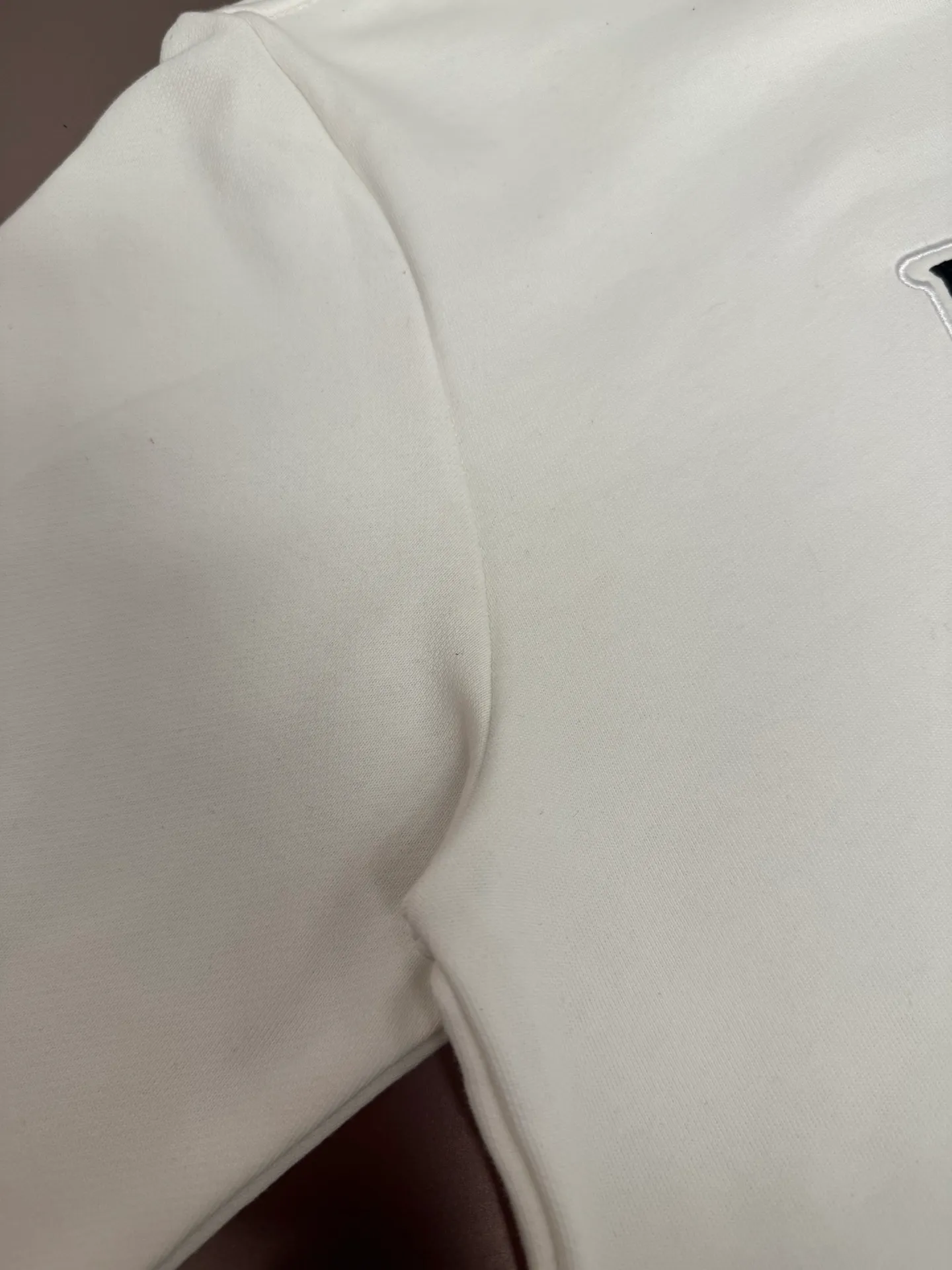 P250 MONCLER masked puppy embroidered sleeves small label round neck sweatshirt Made of 460g terry fabric with clear line routing Original order customization 1:1 smooth and delicate lines Better texture Not easy to deform Not easy to shrink Not easy to fade Maintain long-lasting beauty Color Black White Size S-XL