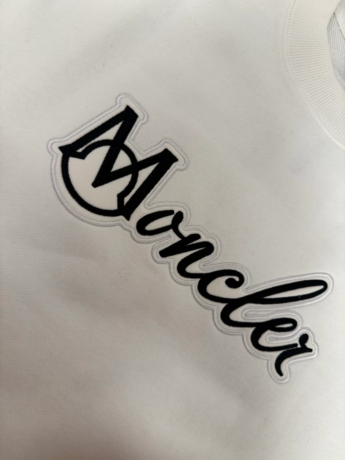 P250 MONCLER masked puppy embroidered sleeves small label round neck sweatshirt Made of 460g terry fabric with clear line routing Original order customization 1:1 smooth and delicate lines Better texture Not easy to deform Not easy to shrink Not easy to fade Maintain long-lasting beauty Color Black White Size S-XL