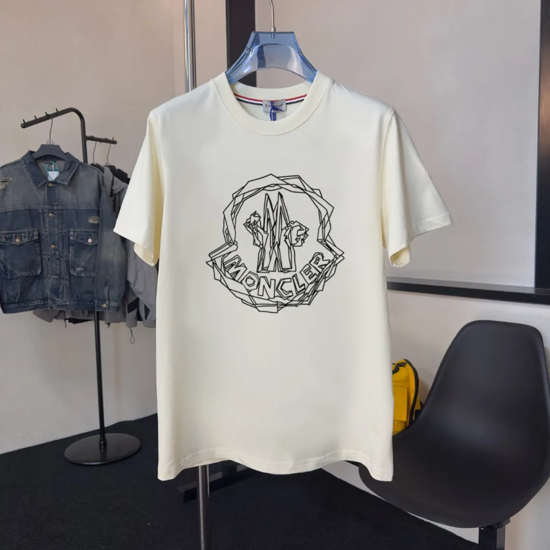 P140 Upgraded version "Mobile phone smart sensor ~ NFC chip armband ~ Direct access to the official website for anti-counterfeiting" "Moncler ~ Mouth Mouth" 2025 new high-quality round neck short-sleeved T-shirt. The cuffs have imported embroidered labels. Customized dyeing, very comfortable to touch. Super versatile and good-looking short-sleeved. Complete with three labels. Non-market ordinary version. Feel free to compare. Quality is absolutely guaranteed! ‼ First of all, this original fabric is all custom-woven with 32-count double yarn fabric, 250G, and the weight is the same‼ Fine workmanship, double waistcoat method, double waistcoat method, double waistcoat method makes the whole dress more three-dimensional, which is not a craft that ordinary T-shirts can achieve🤪 Size: S-M-L-XL-2XL Color: black, white, apricot, same style for men and women