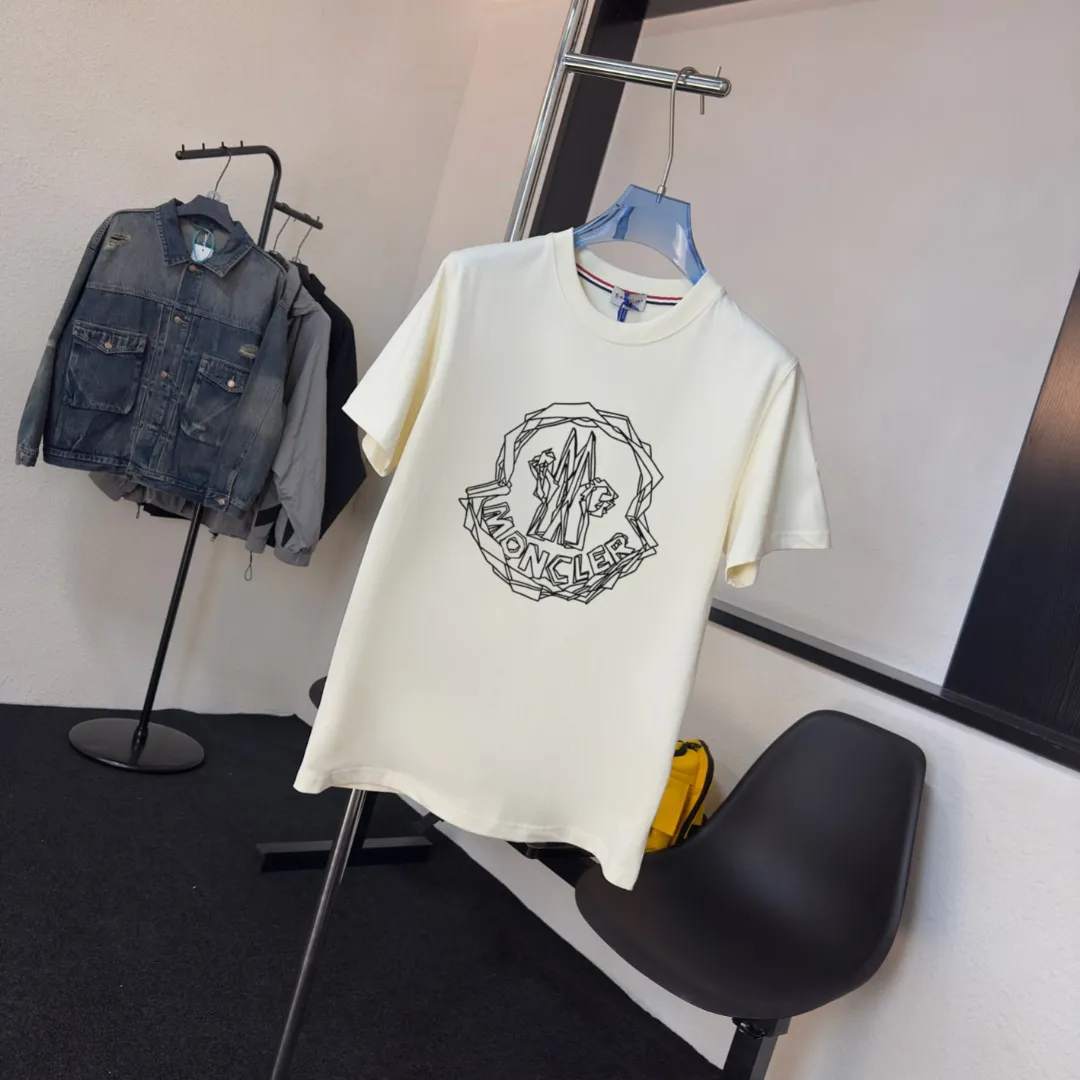 P140 Upgraded version "Mobile phone smart sensor ~ NFC chip armband ~ Direct access to the official website for anti-counterfeiting" "Moncler ~ Mouth Mouth" 2025 new high-quality round neck short-sleeved T-shirt. The cuffs have imported embroidered labels. Customized dyeing, very comfortable to touch. Super versatile and good-looking short-sleeved. Complete with three labels. Non-market ordinary version. Feel free to compare. Quality is absolutely guaranteed! ‼ First of all, this original fabric is all custom-woven with 32-count double yarn fabric, 250G, and the weight is the same‼ Fine workmanship, double waistcoat method, double waistcoat method, double waistcoat method makes the whole dress more three-dimensional, which is not a craft that ordinary T-shirts can achieve🤪 Size: S-M-L-XL-2XL Color: black, white, apricot, same style for men and women