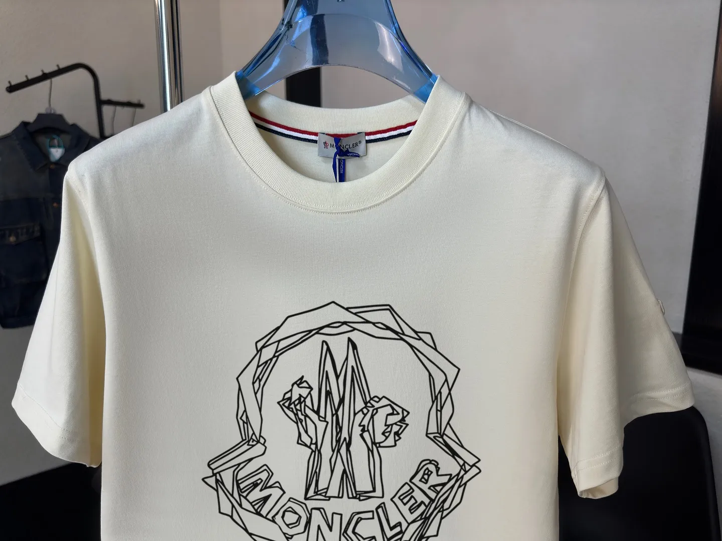 P140 Upgraded version "Mobile phone smart sensor ~ NFC chip armband ~ Direct access to the official website for anti-counterfeiting" "Moncler ~ Mouth Mouth" 2025 new high-quality round neck short-sleeved T-shirt. The cuffs have imported embroidered labels. Customized dyeing, very comfortable to touch. Super versatile and good-looking short-sleeved. Complete with three labels. Non-market ordinary version. Feel free to compare. Quality is absolutely guaranteed! ‼ First of all, this original fabric is all custom-woven with 32-count double yarn fabric, 250G, and the weight is the same‼ Fine workmanship, double waistcoat method, double waistcoat method, double waistcoat method makes the whole dress more three-dimensional, which is not a craft that ordinary T-shirts can achieve🤪 Size: S-M-L-XL-2XL Color: black, white, apricot, same style for men and women