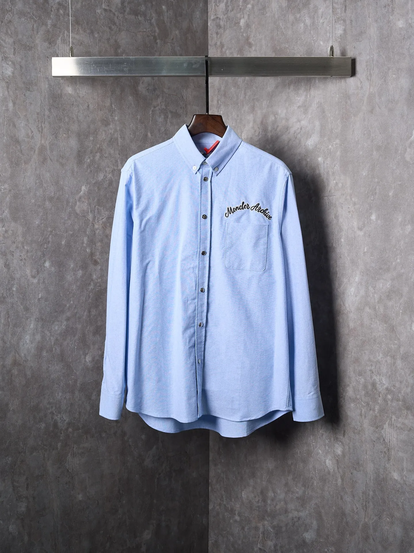 P400 Actual hanging auction] Moncler/Mask embroidered logo Oxford cotton long-sleeved shirt [Ready stock] S M L Find a balance between looseness and stiffness. Every step is like interpreting the dance of the human body and clothing. Use imported machine embroidery technology. Use advanced computer control systems and precision mechanical components to realize Moncler embroidery operations. High precision. The lines are smooth and delicate. The fabrics have been sand washed. The texture is better. Not easy to deform, not easy to shrink, not easy to fade. Maintain long-term beauty, loose fit.