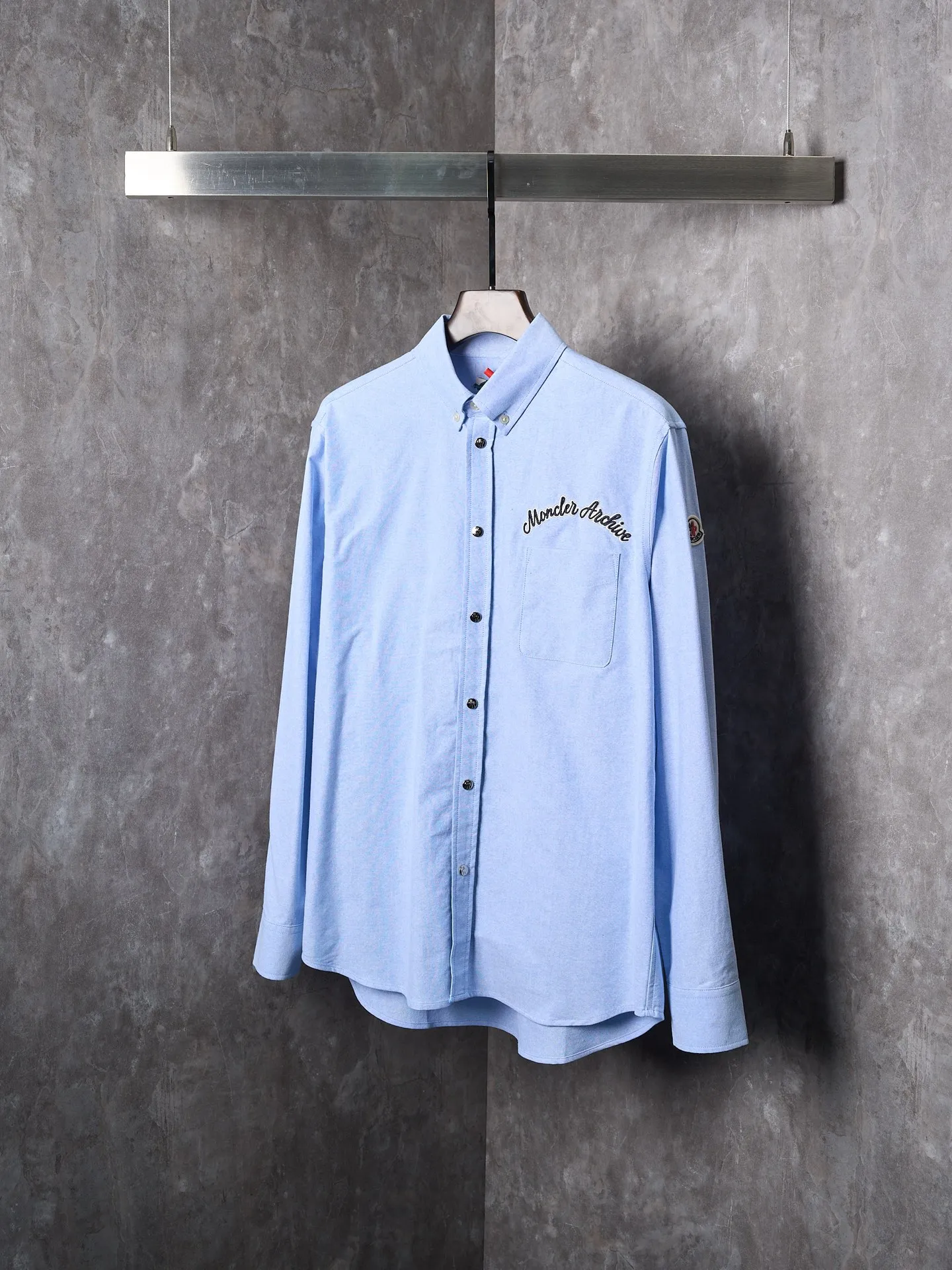 P400 Actual hanging auction] Moncler/Mask embroidered logo Oxford cotton long-sleeved shirt [Ready stock] S M L Find a balance between looseness and stiffness. Every step is like interpreting the dance of the human body and clothing. Use imported machine embroidery technology. Use advanced computer control systems and precision mechanical components to realize Moncler embroidery operations. High precision. The lines are smooth and delicate. The fabrics have been sand washed. The texture is better. Not easy to deform, not easy to shrink, not easy to fade. Maintain long-term beauty, loose fit.