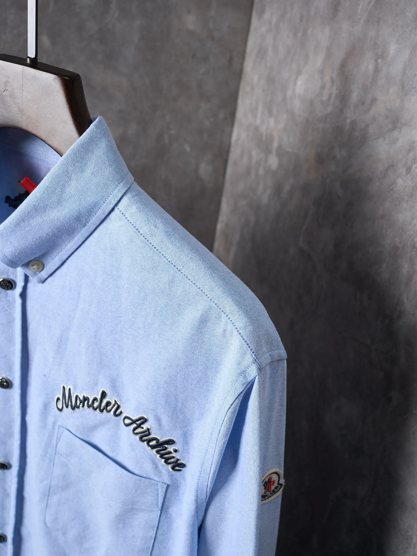 P400 Actual hanging auction] Moncler/Mask embroidered logo Oxford cotton long-sleeved shirt [Ready stock] S M L Find a balance between looseness and stiffness. Every step is like interpreting the dance of the human body and clothing. Use imported machine embroidery technology. Use advanced computer control systems and precision mechanical components to realize Moncler embroidery operations. High precision. The lines are smooth and delicate. The fabrics have been sand washed. The texture is better. Not easy to deform, not easy to shrink, not easy to fade. Maintain long-term beauty, loose fit.