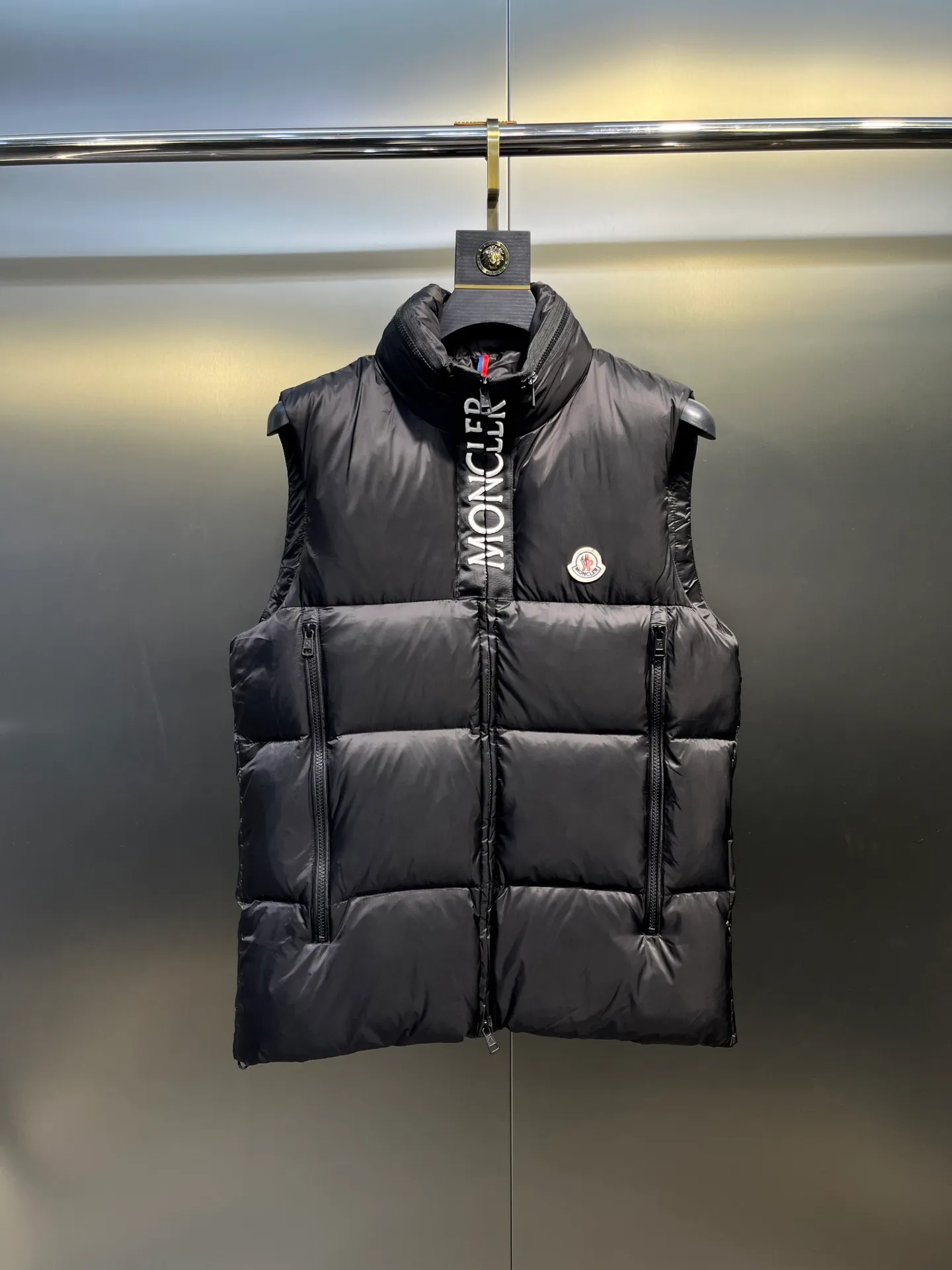P660 moncler 🌟Mandou Semeru down jacket vest New autumn and winter product Semeru men's down vest Semeru down vest is specially designed for modern men who value functionality and beauty. The quilted design is quite distinctive. Return to pure style. New products for autumn and winter. Short down vest for men and women. Customized with 90% white goose down filling. Tago down vest has a low-key style, streamlined straight cut design, and the pull-out hood can be freely stored in the seamless taped zipper stand collar. Quilted style made of polyester Polyester lining Down filling Pull-out hood Zip closure Zippered pockets Black monogram logo Unique chest zip Size: 1-5