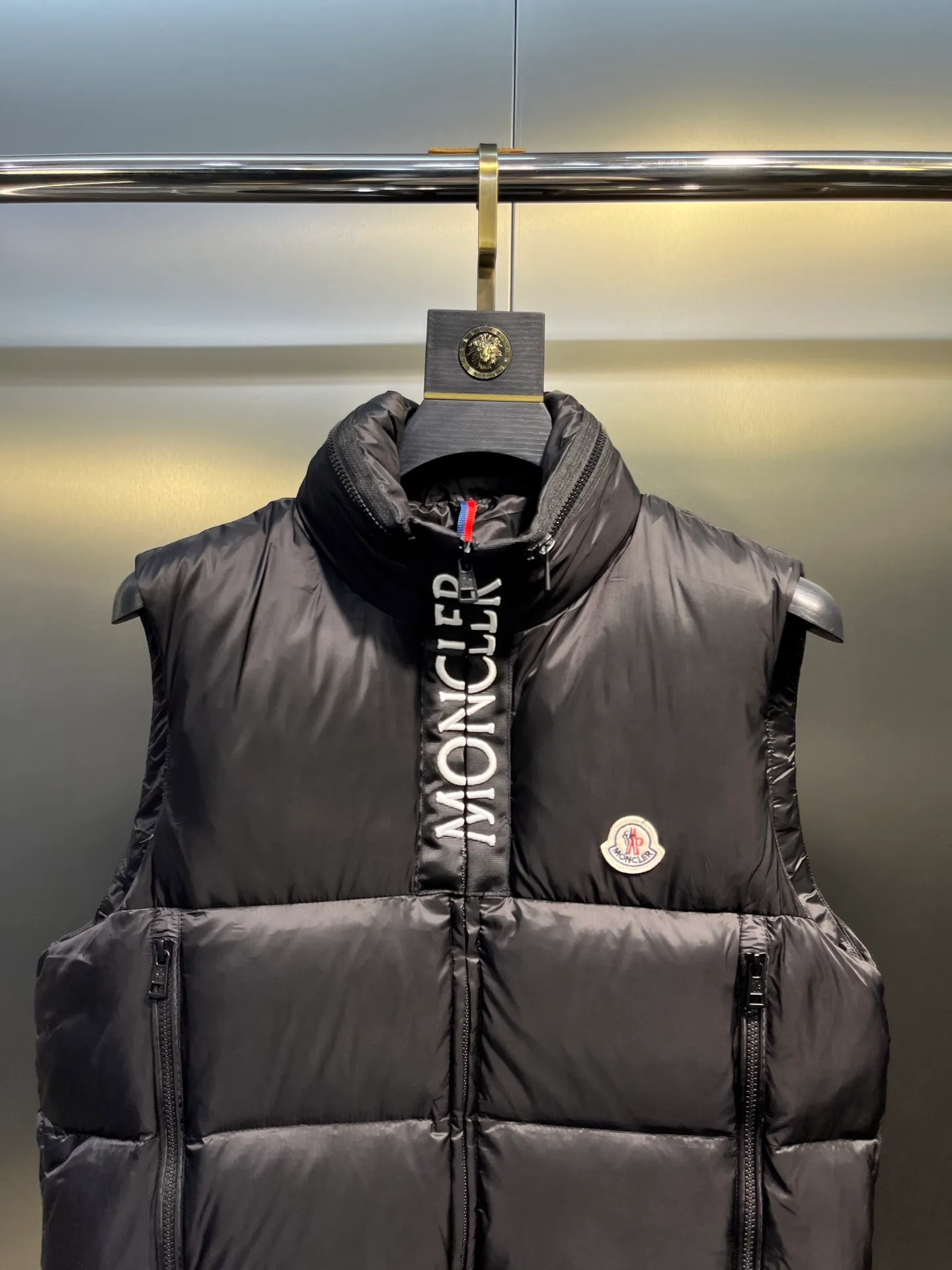 P660 moncler 🌟Mandou Semeru down jacket vest New autumn and winter product Semeru men's down vest Semeru down vest is specially designed for modern men who value functionality and beauty. The quilted design is quite distinctive. Return to pure style. New products for autumn and winter. Short down vest for men and women. Customized with 90% white goose down filling. Tago down vest has a low-key style, streamlined straight cut design, and the pull-out hood can be freely stored in the seamless taped zipper stand collar. Quilted style made of polyester Polyester lining Down filling Pull-out hood Zip closure Zippered pockets Black monogram logo Unique chest zip Size: 1-5