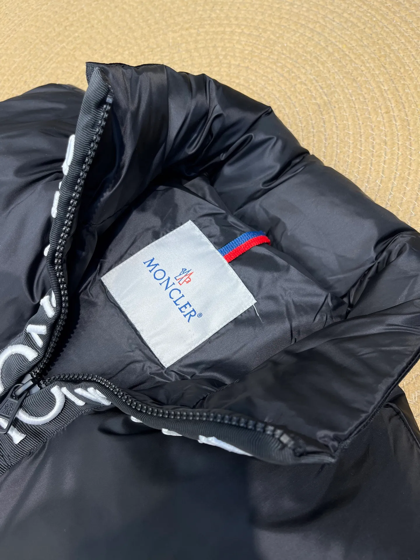 P660 moncler 🌟Mandou Semeru down jacket vest New autumn and winter product Semeru men's down vest Semeru down vest is specially designed for modern men who value functionality and beauty. The quilted design is quite distinctive. Return to pure style. New products for autumn and winter. Short down vest for men and women. Customized with 90% white goose down filling. Tago down vest has a low-key style, streamlined straight cut design, and the pull-out hood can be freely stored in the seamless taped zipper stand collar. Quilted style made of polyester Polyester lining Down filling Pull-out hood Zip closure Zippered pockets Black monogram logo Unique chest zip Size: 1-5