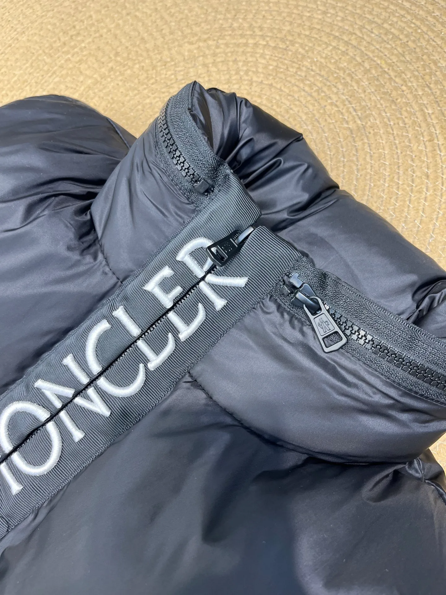P660 moncler 🌟Mandou Semeru down jacket vest New autumn and winter product Semeru men's down vest Semeru down vest is specially designed for modern men who value functionality and beauty. The quilted design is quite distinctive. Return to pure style. New products for autumn and winter. Short down vest for men and women. Customized with 90% white goose down filling. Tago down vest has a low-key style, streamlined straight cut design, and the pull-out hood can be freely stored in the seamless taped zipper stand collar. Quilted style made of polyester Polyester lining Down filling Pull-out hood Zip closure Zippered pockets Black monogram logo Unique chest zip Size: 1-5