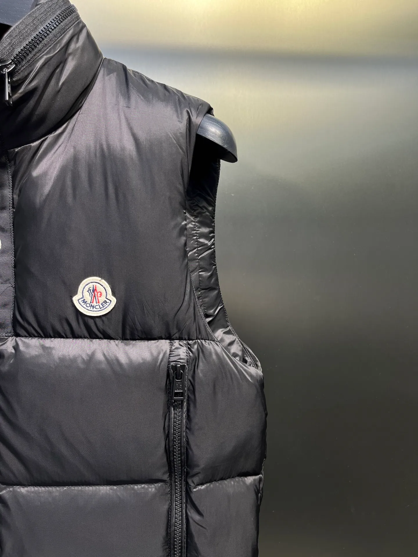 P660 moncler 🌟Mandou Semeru down jacket vest New autumn and winter product Semeru men's down vest Semeru down vest is specially designed for modern men who value functionality and beauty. The quilted design is quite distinctive. Return to pure style. New products for autumn and winter. Short down vest for men and women. Customized with 90% white goose down filling. Tago down vest has a low-key style, streamlined straight cut design, and the pull-out hood can be freely stored in the seamless taped zipper stand collar. Quilted style made of polyester Polyester lining Down filling Pull-out hood Zip closure Zippered pockets Black monogram logo Unique chest zip Size: 1-5