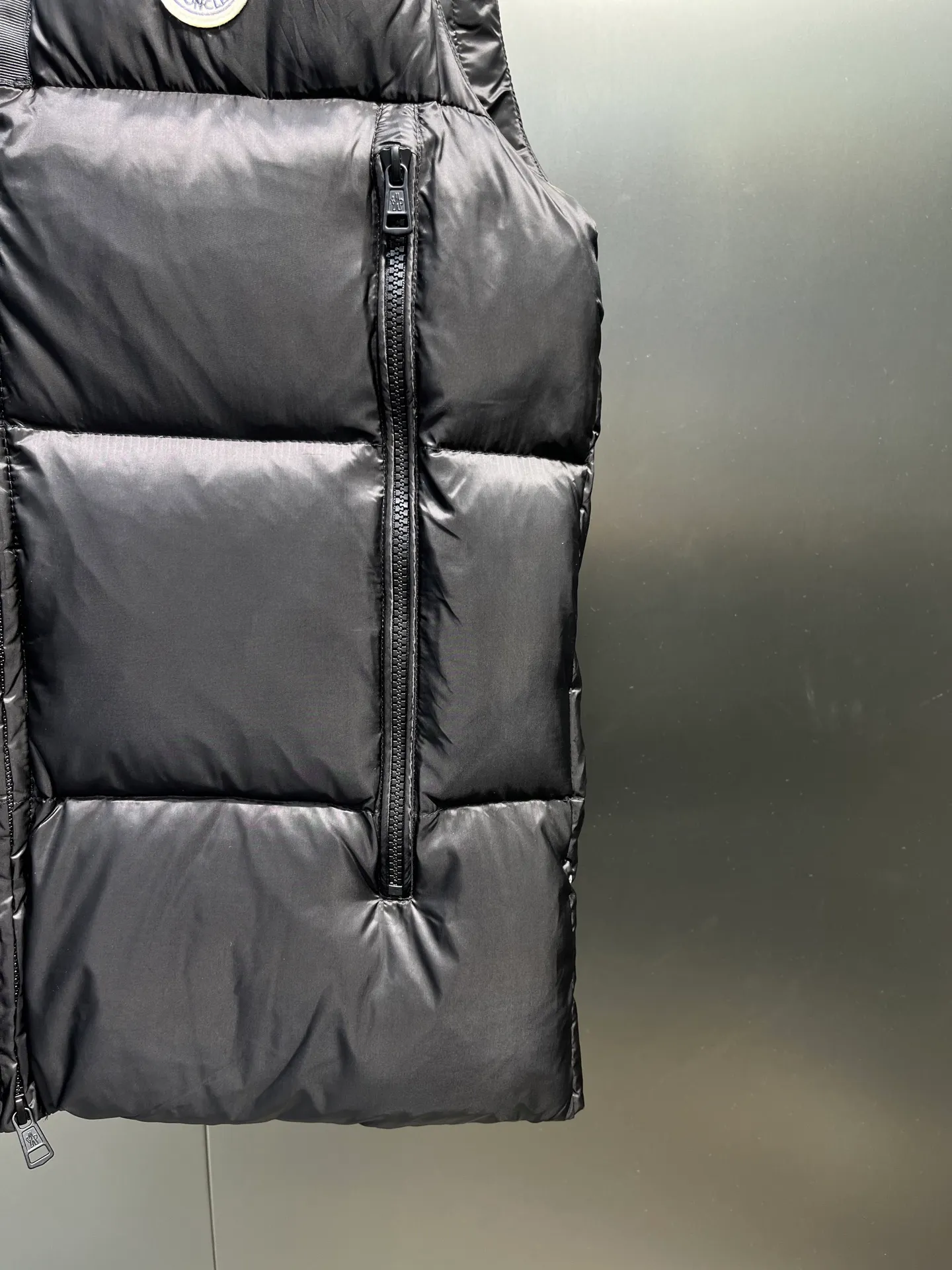 P660 moncler 🌟Mandou Semeru down jacket vest New autumn and winter product Semeru men's down vest Semeru down vest is specially designed for modern men who value functionality and beauty. The quilted design is quite distinctive. Return to pure style. New products for autumn and winter. Short down vest for men and women. Customized with 90% white goose down filling. Tago down vest has a low-key style, streamlined straight cut design, and the pull-out hood can be freely stored in the seamless taped zipper stand collar. Quilted style made of polyester Polyester lining Down filling Pull-out hood Zip closure Zippered pockets Black monogram logo Unique chest zip Size: 1-5